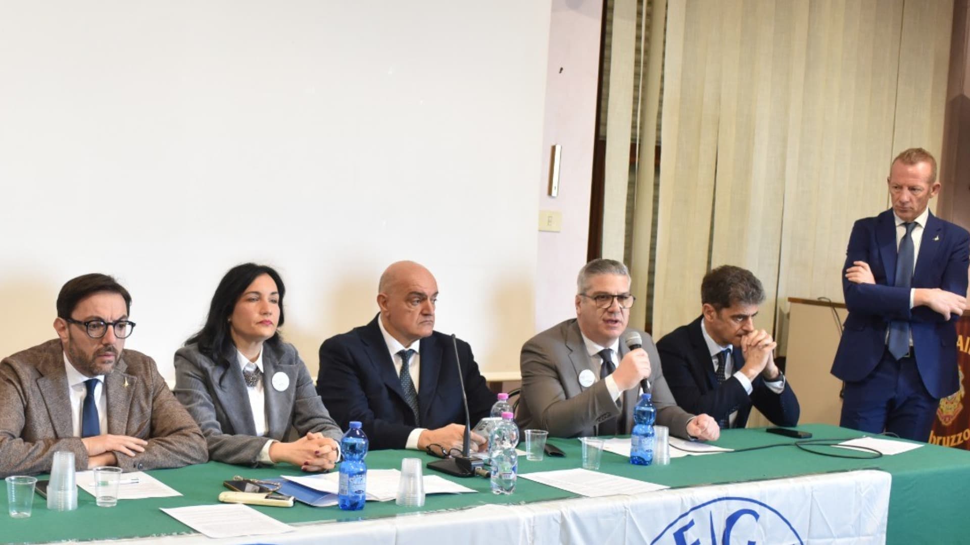 Serena Pompilio tra il coordinatore regionale della Lega (a sinistra) e Mario Colantonio (a destra)