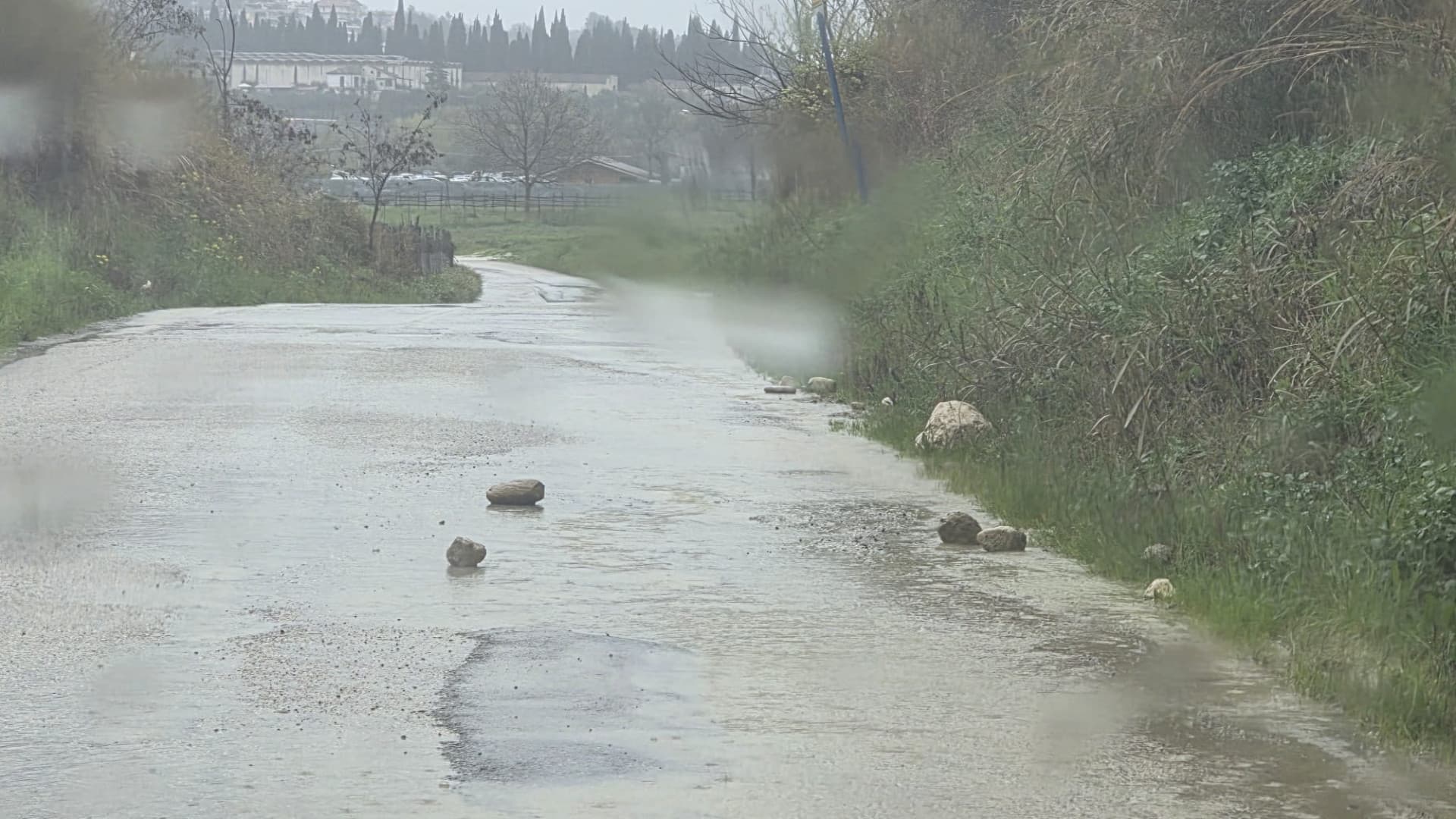Teramo, maltempo: caduta di pietre sulla strada per Carapollo e scatta la chiusura del guado sul Tordino