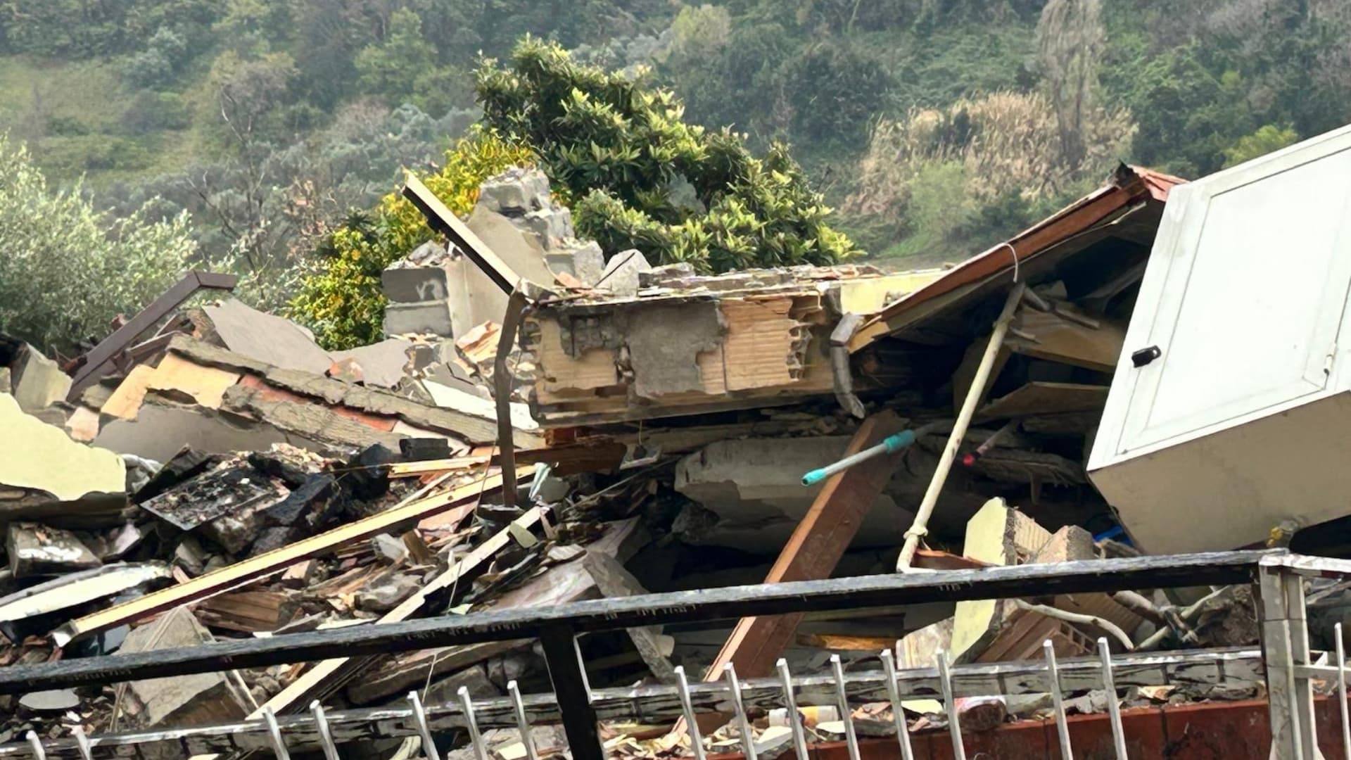 Una delle case devastate dalla frana