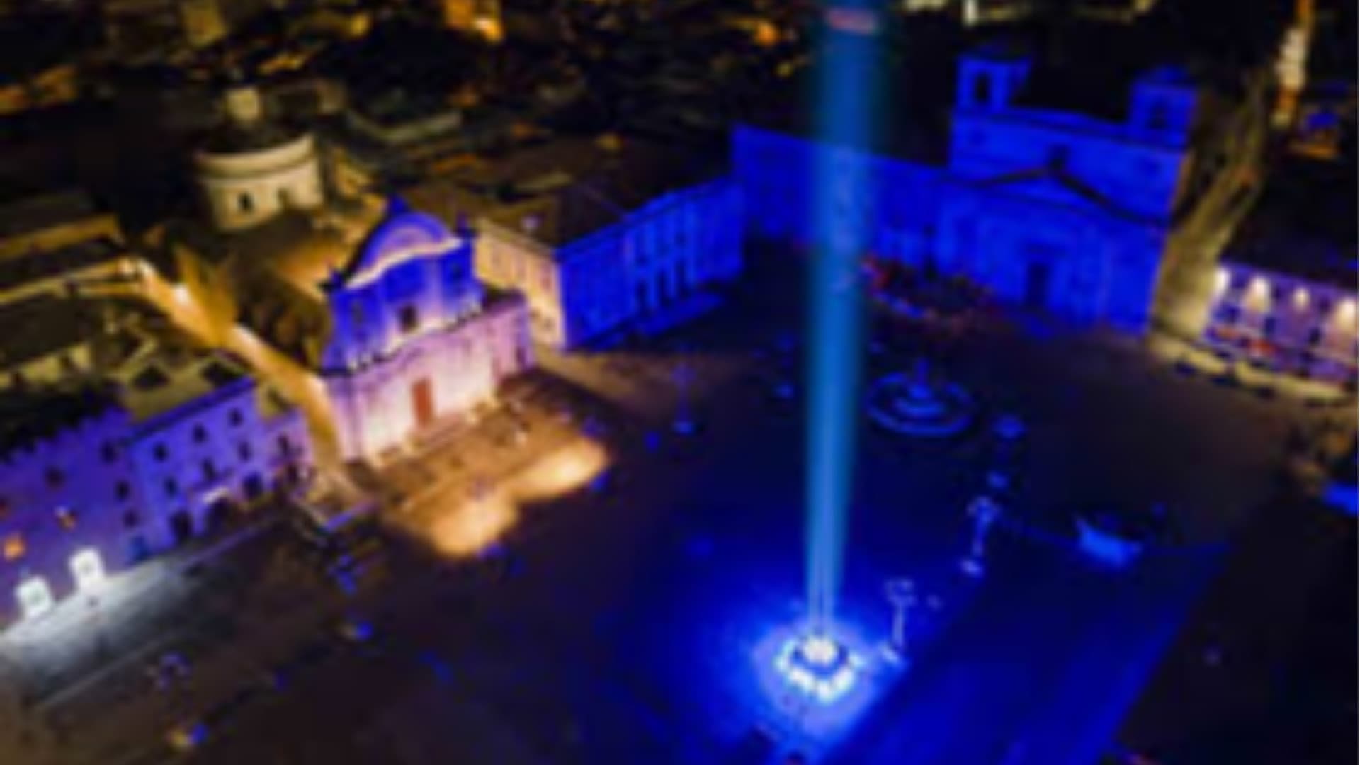 Il fascio blu in piazza come memoria del sisma