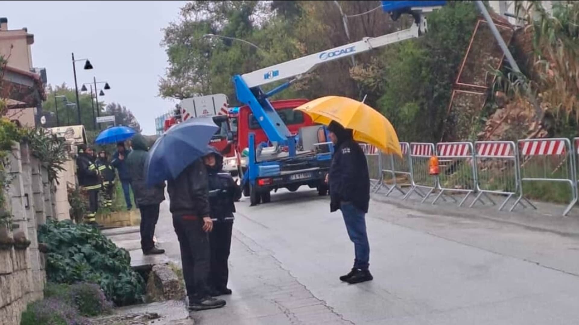 Frana a Chieti, vigili del fuoco in azione nel quartiere di Madonna del Freddo
