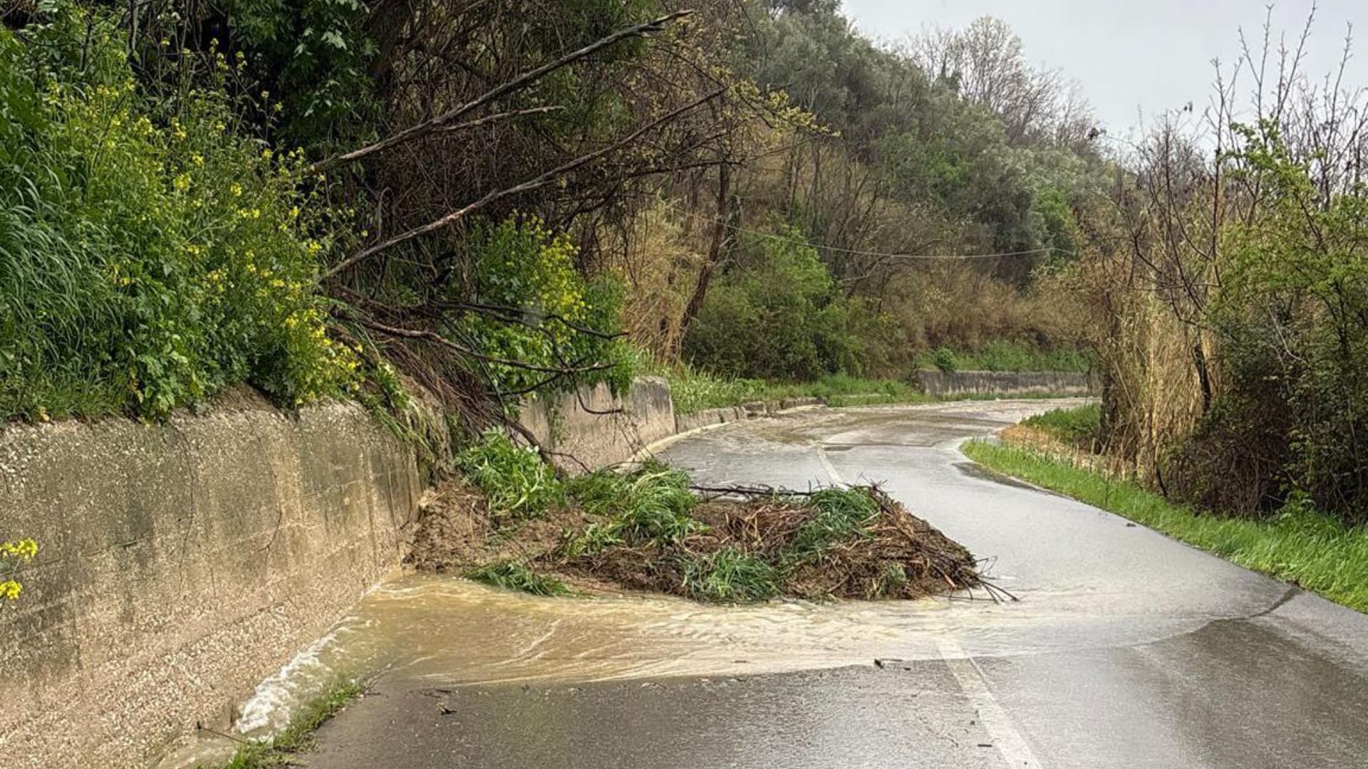 Maltempo, smottamenti e crolli nel Teramano: strade chiuse e interventi in corso