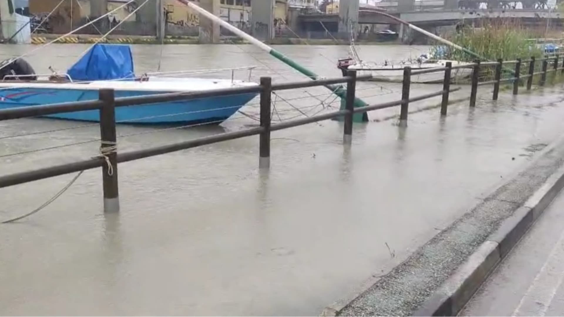 Maltempo, a Pescara esondato il fiume vicino al Comune: 90 interventi della Protezione civile e strade chiuse