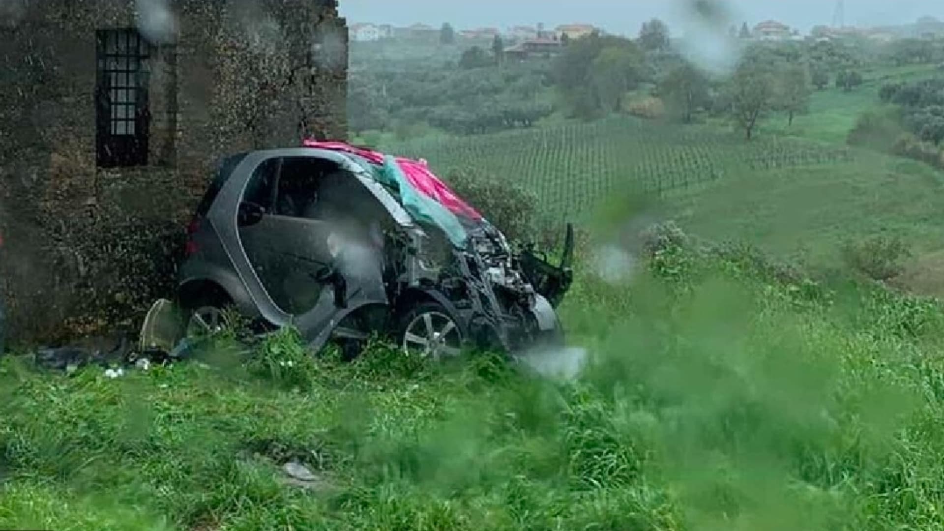 Lanciano, auto finisce contro un muro sulla provinciale per Fontanelle