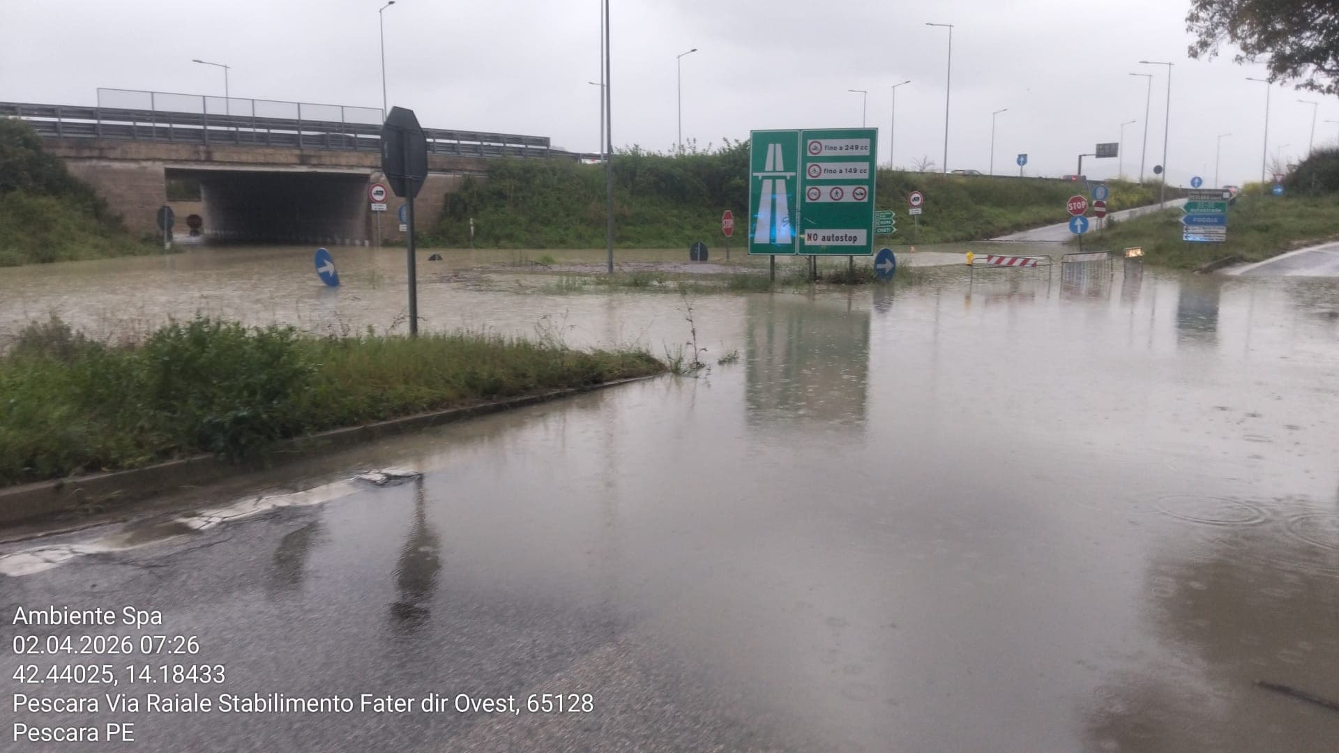 Maltempo a Pescara, binari allagati: in 800 restano bloccati alla stazione. Chiusi entrambi gli svincoli dell'Asse attrezzato