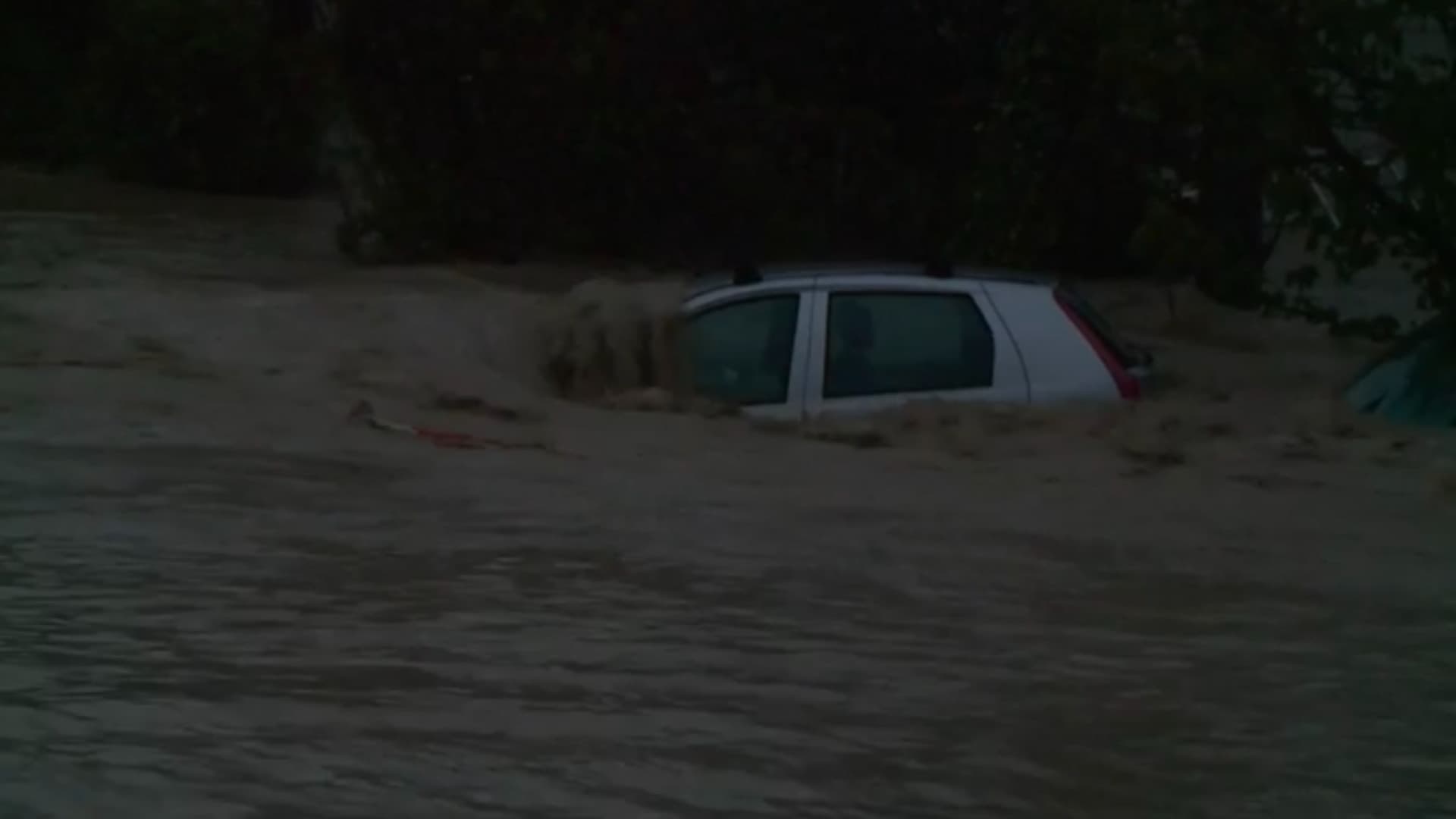 Un'auto sommersa dall'acqua
