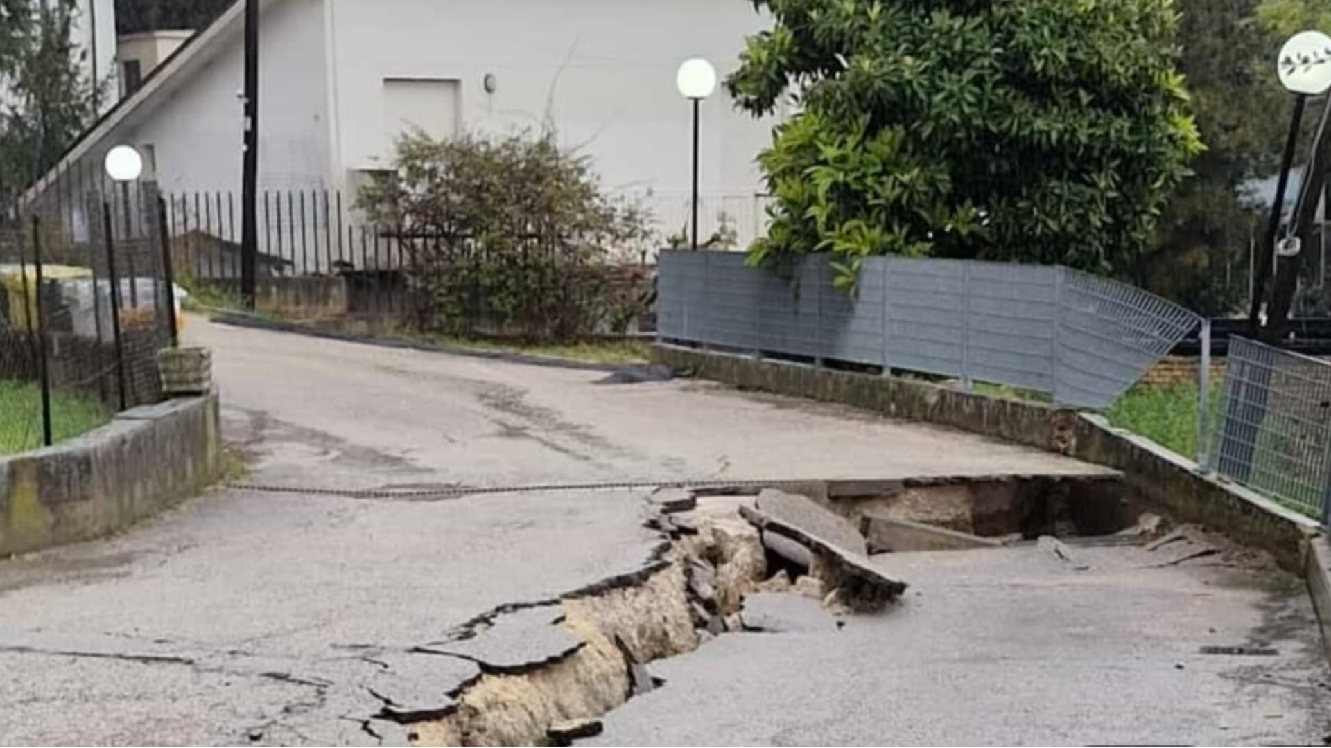 Smottamento a Chieti: paura in via Fieramosca, evacuate diverse famiglie