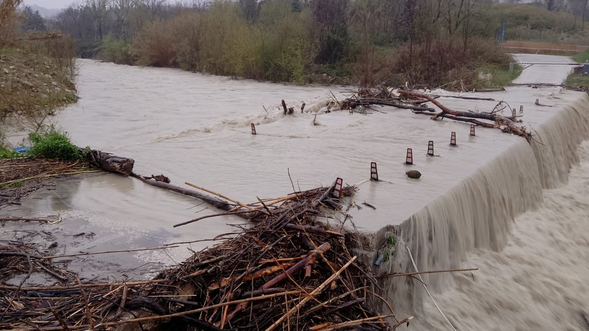 Emergenza maltempo a Teramo, detriti e tronchi invadono il guado: area interdetta - Video