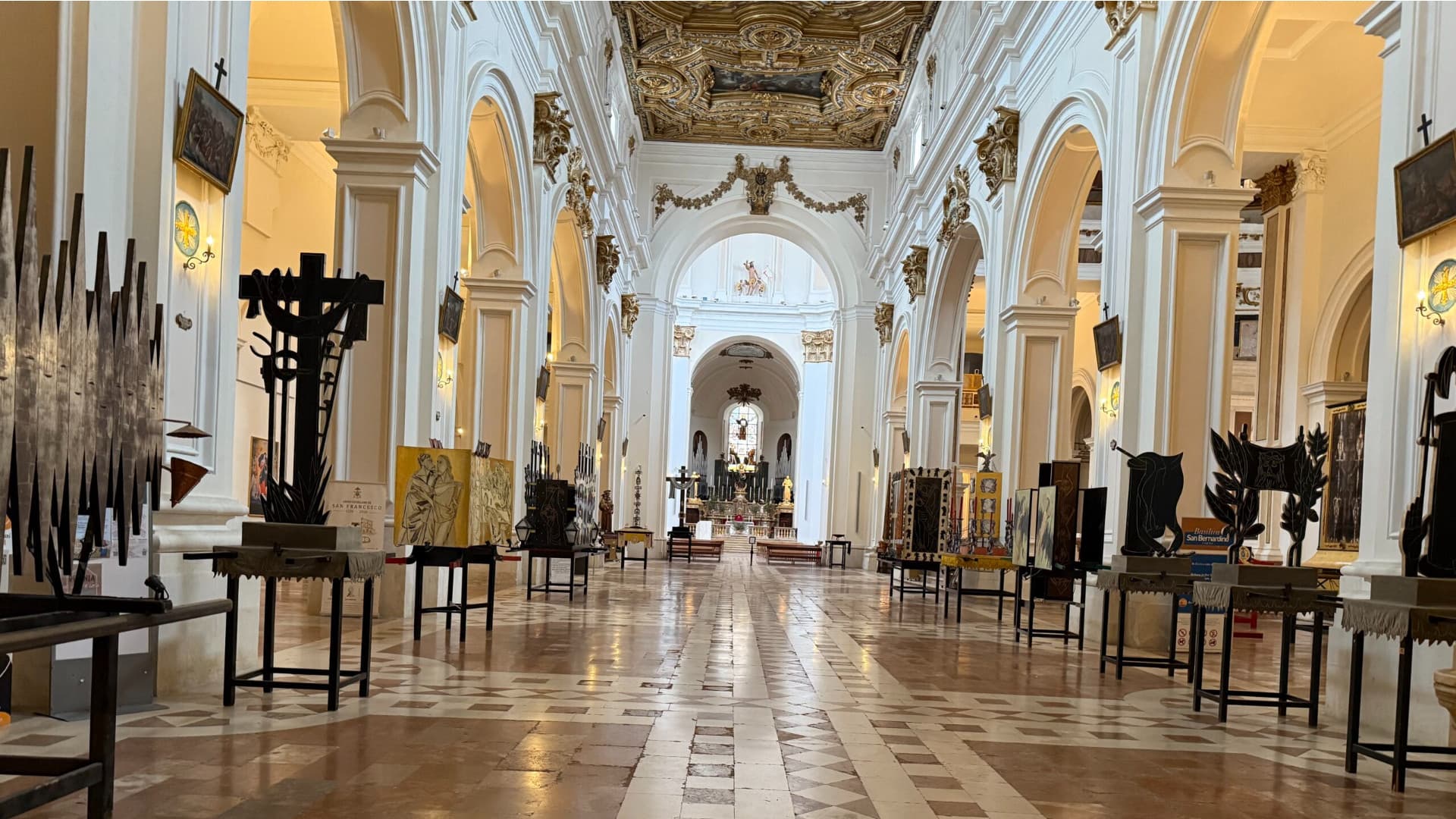 I simulacri della Processione del Venerdì Santo all'interno della basilica di San Bernardino