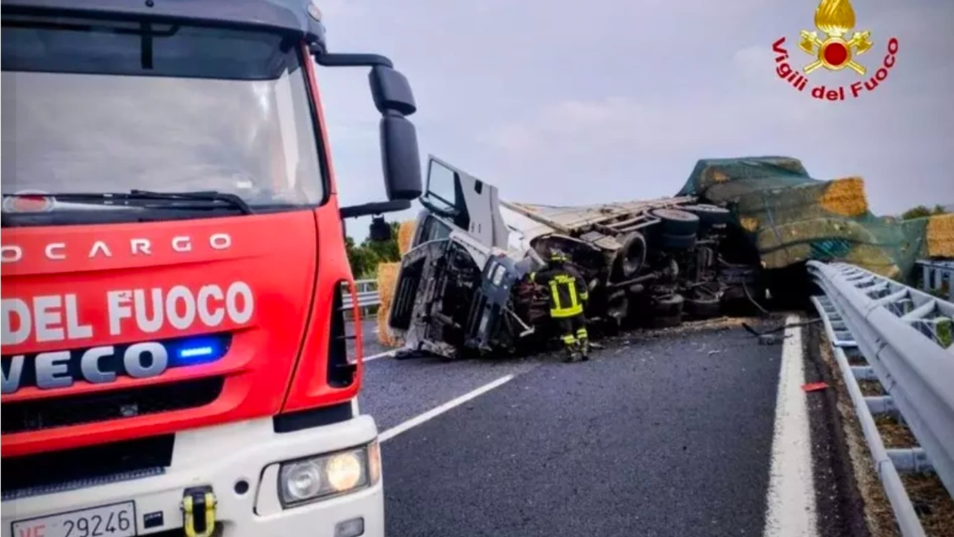Chieti, A14: tir si ribalta a Montenero di Bisaccia, traffico in tilt per ore