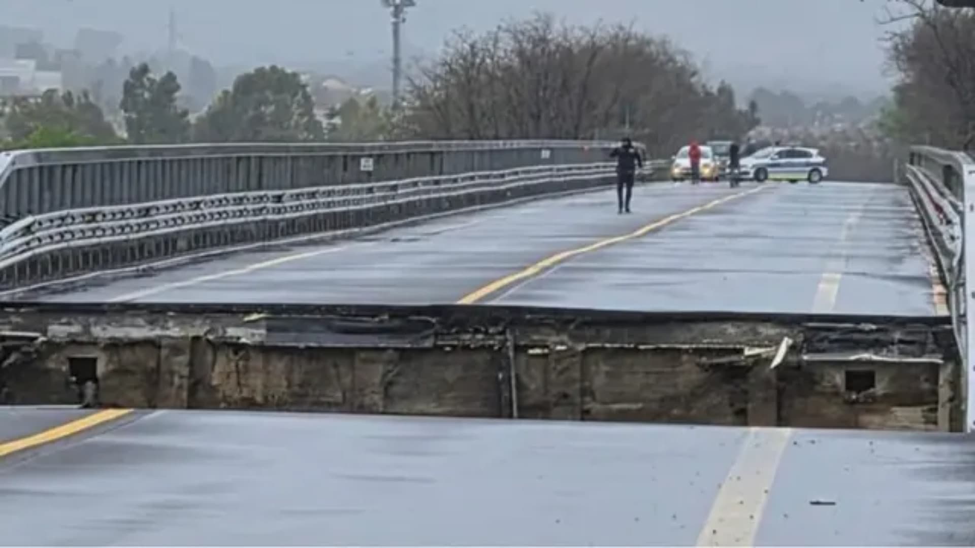 In foto il ponte crollato, vicino a quello che è stato riaperto