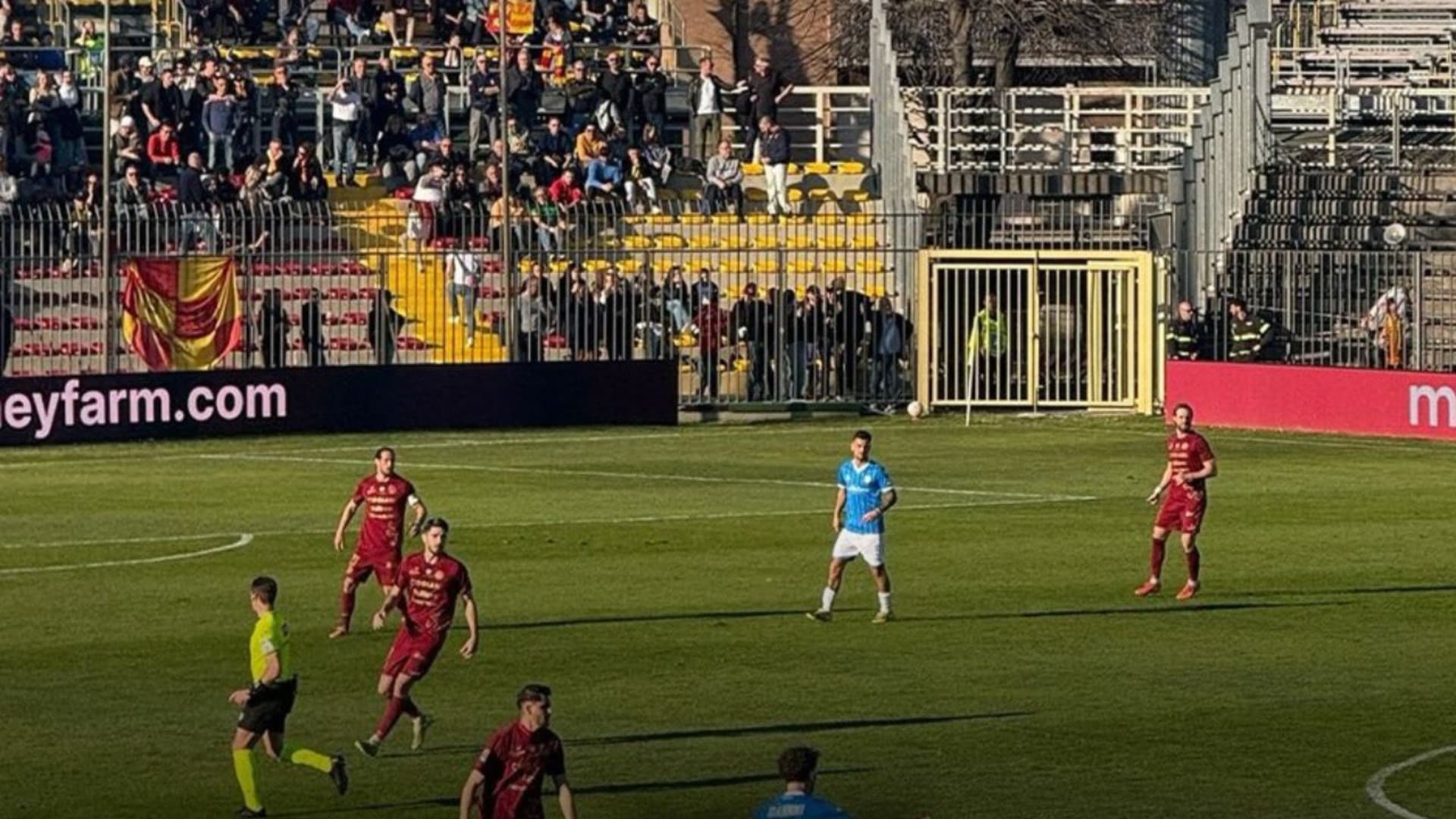Un'azione del match (foto da Pineto Calcio Facebook)