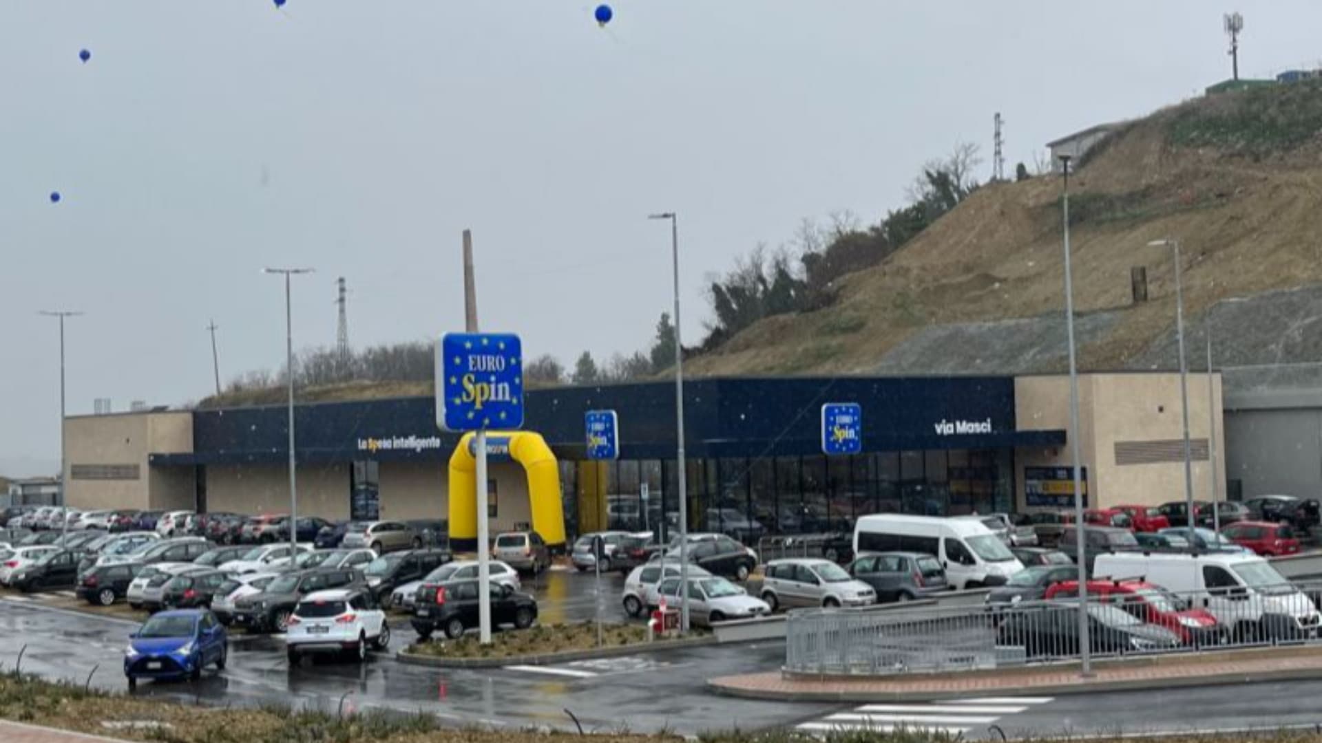 Chieti, il furto finisce con una aggressione: donna arrestata al supermercato Eurospin