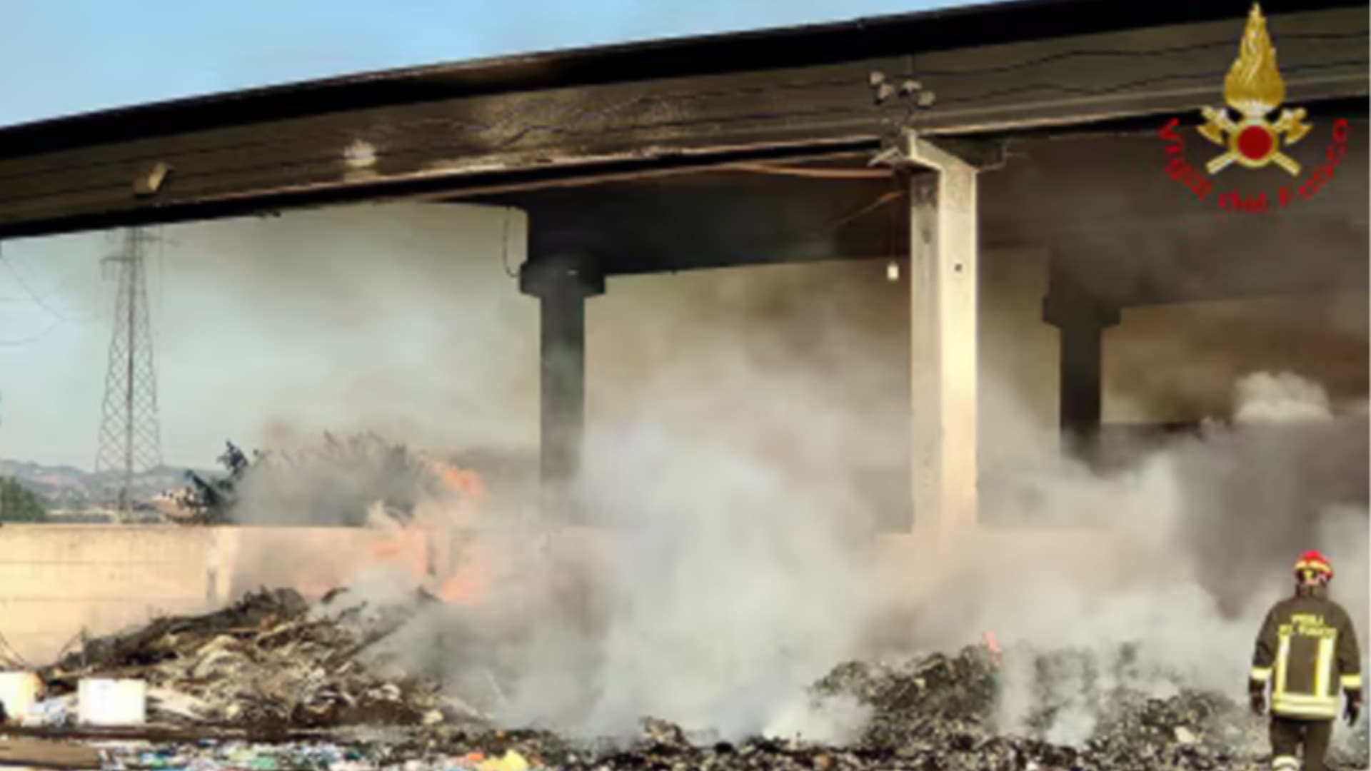 L'Aquila, incendio capannone Asm di Bazzano: al via i lavori di smontaggio e smaltimento della struttura