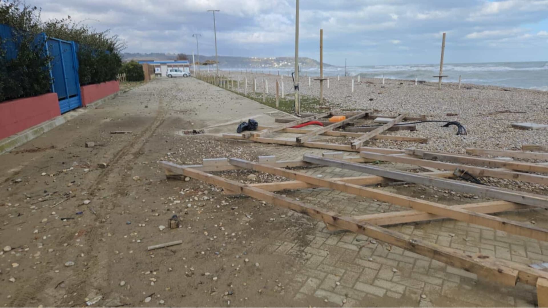 Il materiale spiaggiato sulla costa