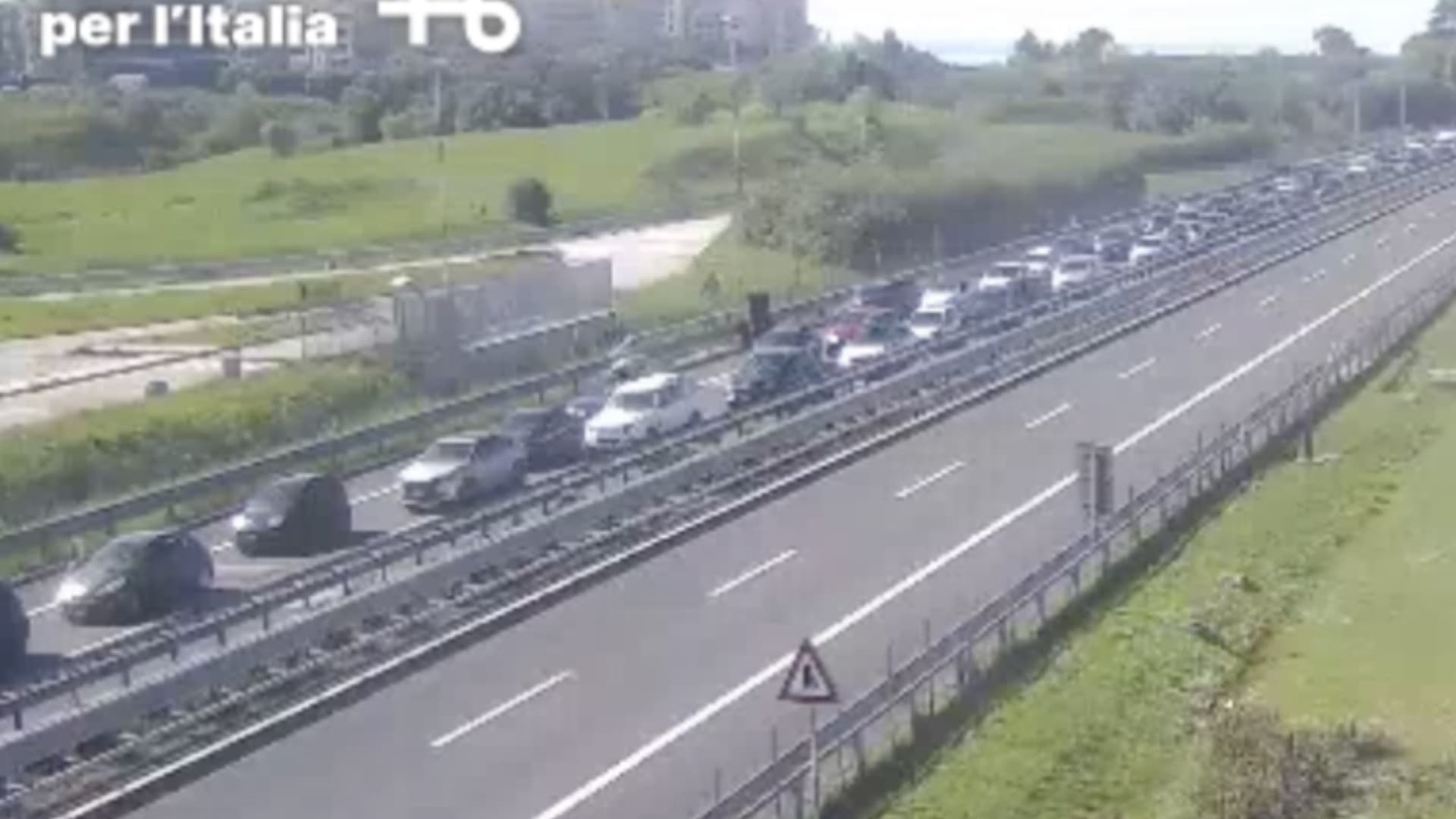 La coda di ieri, 7 aprile, dopo la frana