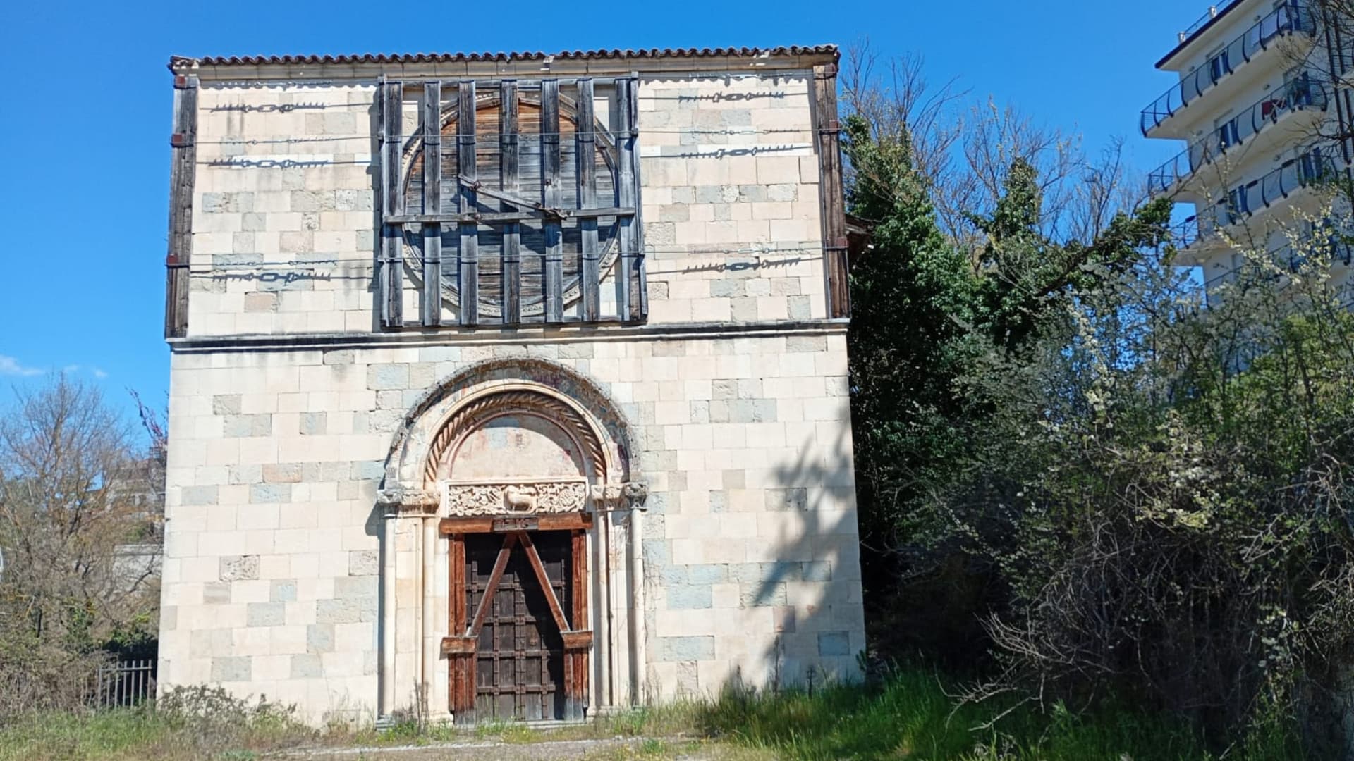 La chiesa di Santa Maria degli Angeli a 17 anni dal terremoto del 2009