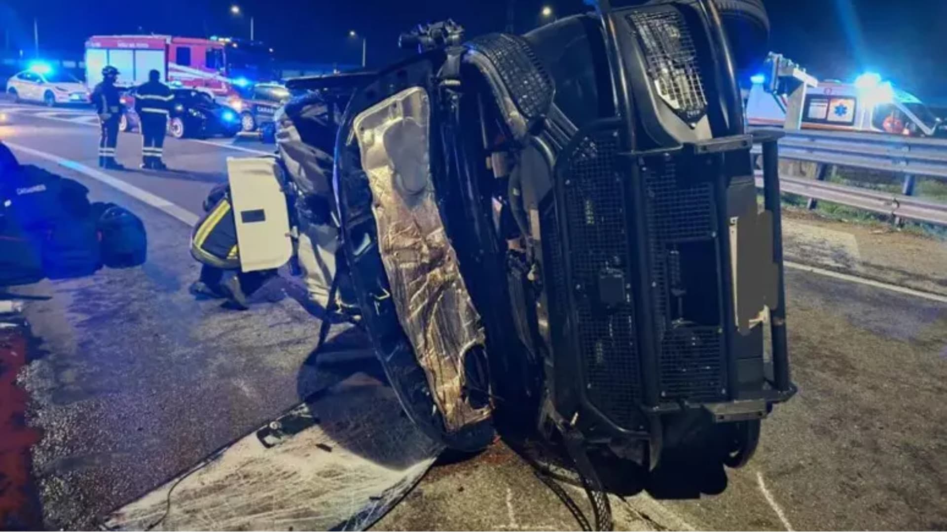 Auto dei carabinieri tamponata e ribaltata due volte: feriti due militari