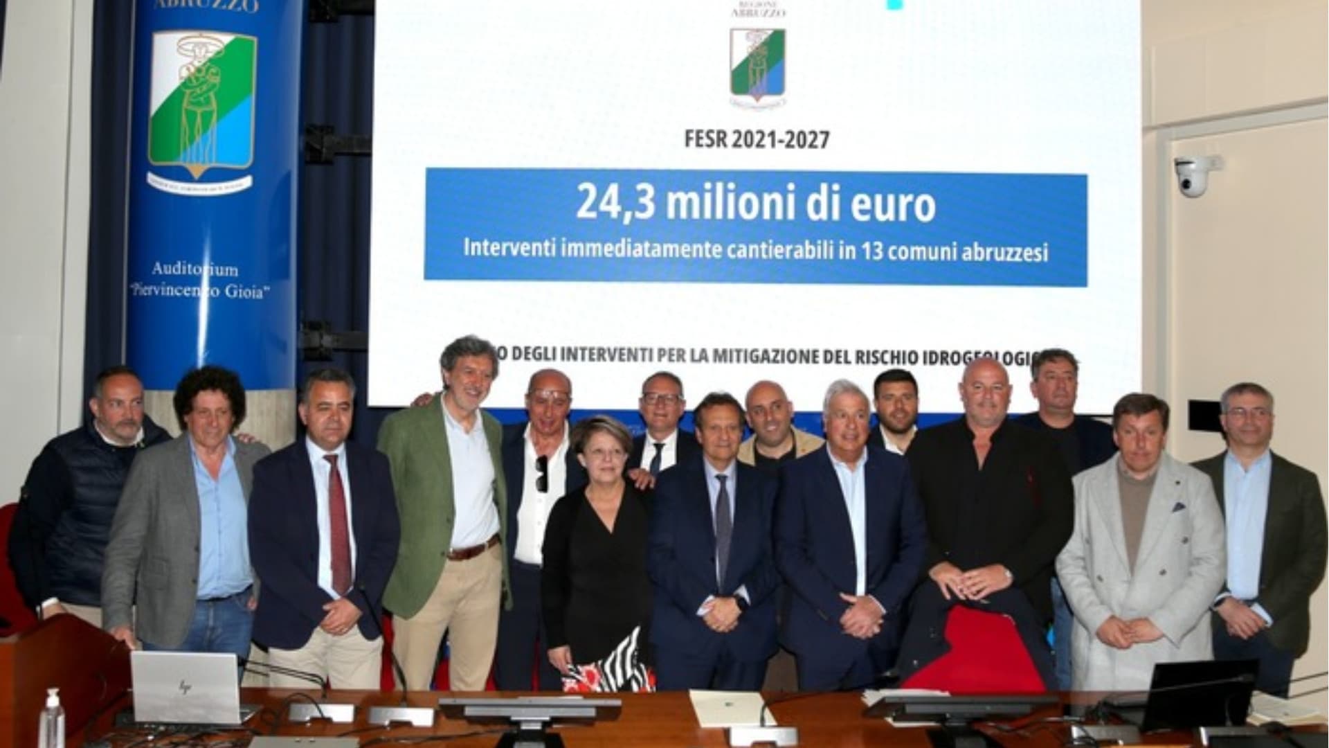 Foto di gruppo dopo la firma