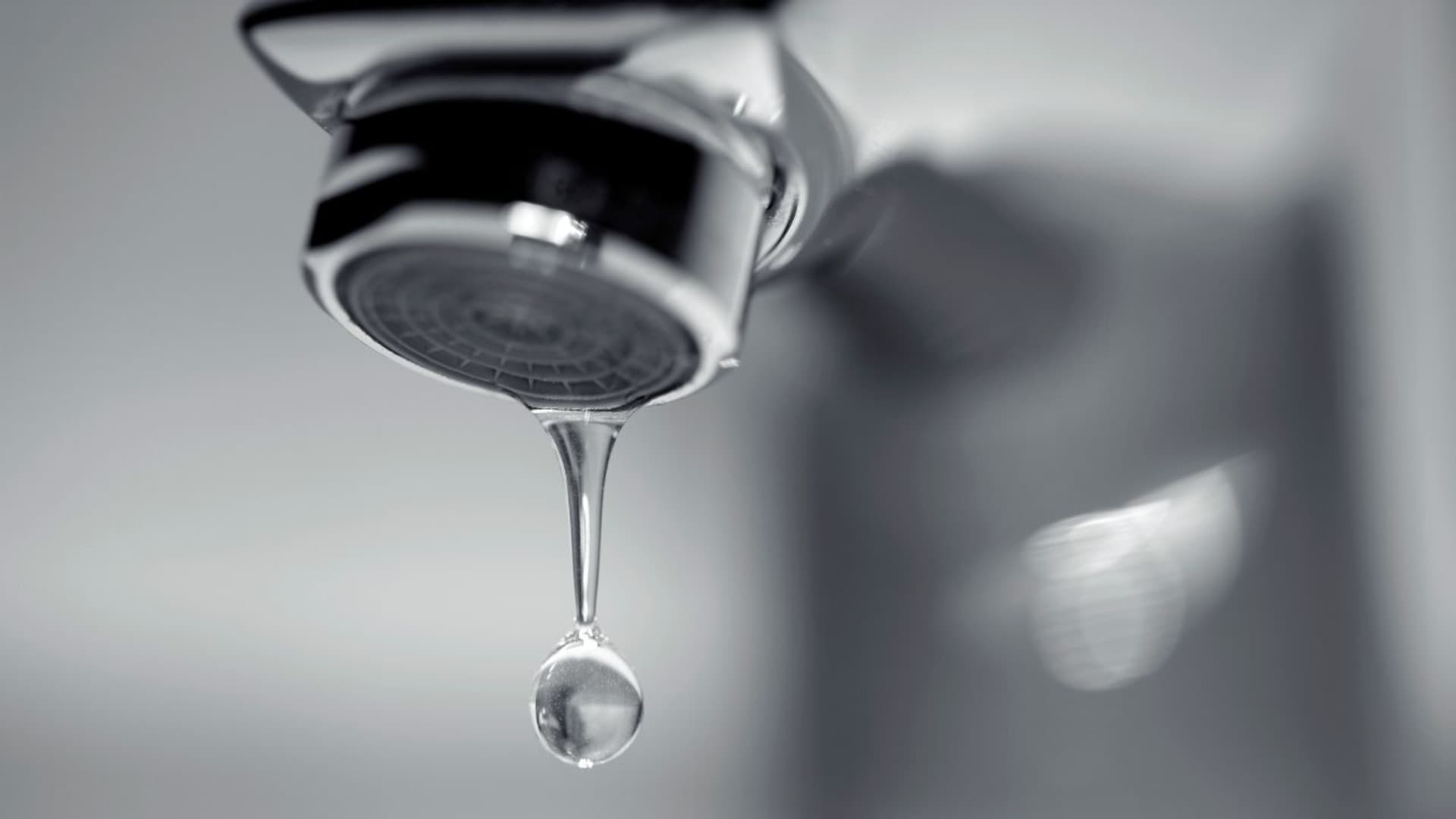 Abruzzo, stop acqua per 48 ore in 22 comuni: cosa fare prima, durante e dopo (e quando tornerà potabile)