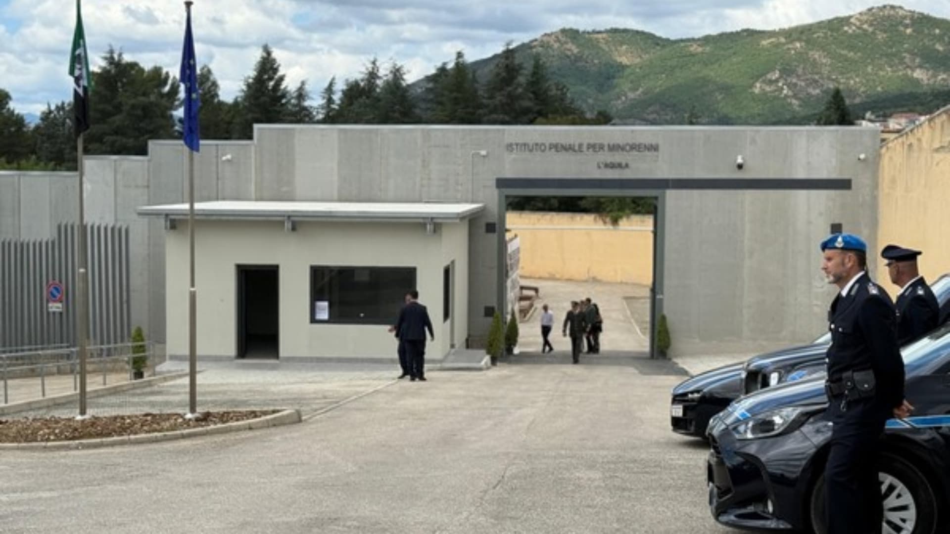 L’Aquila, carcere minorile: 3 detenuti ingeriscono ceramica e pile, ricoverati all’ospedale