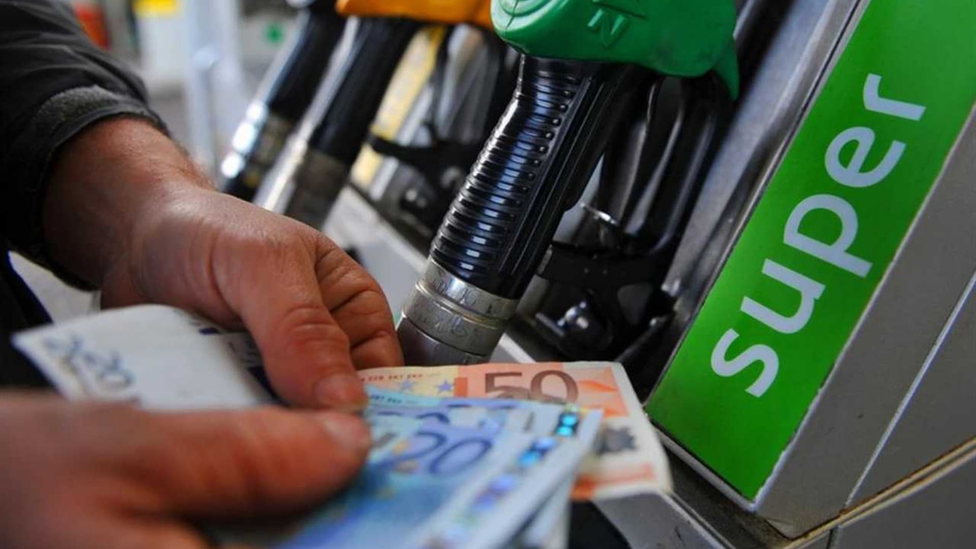 Caro carburanti in Abruzzo: analisi dei rincari record e del paradosso regionale