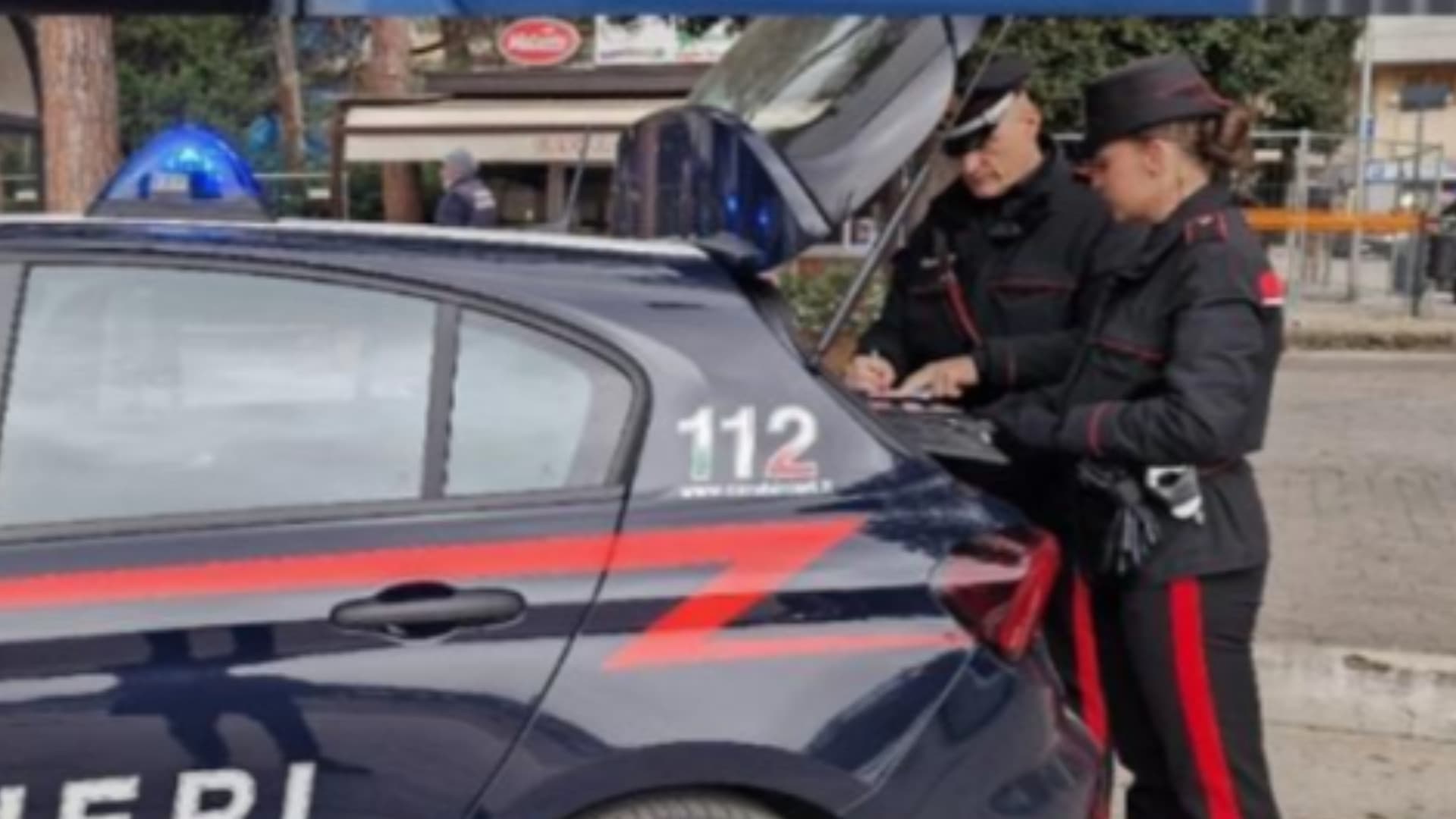 Teramo, violenza tra minorenni: ragazzo costretto a bere e filmato