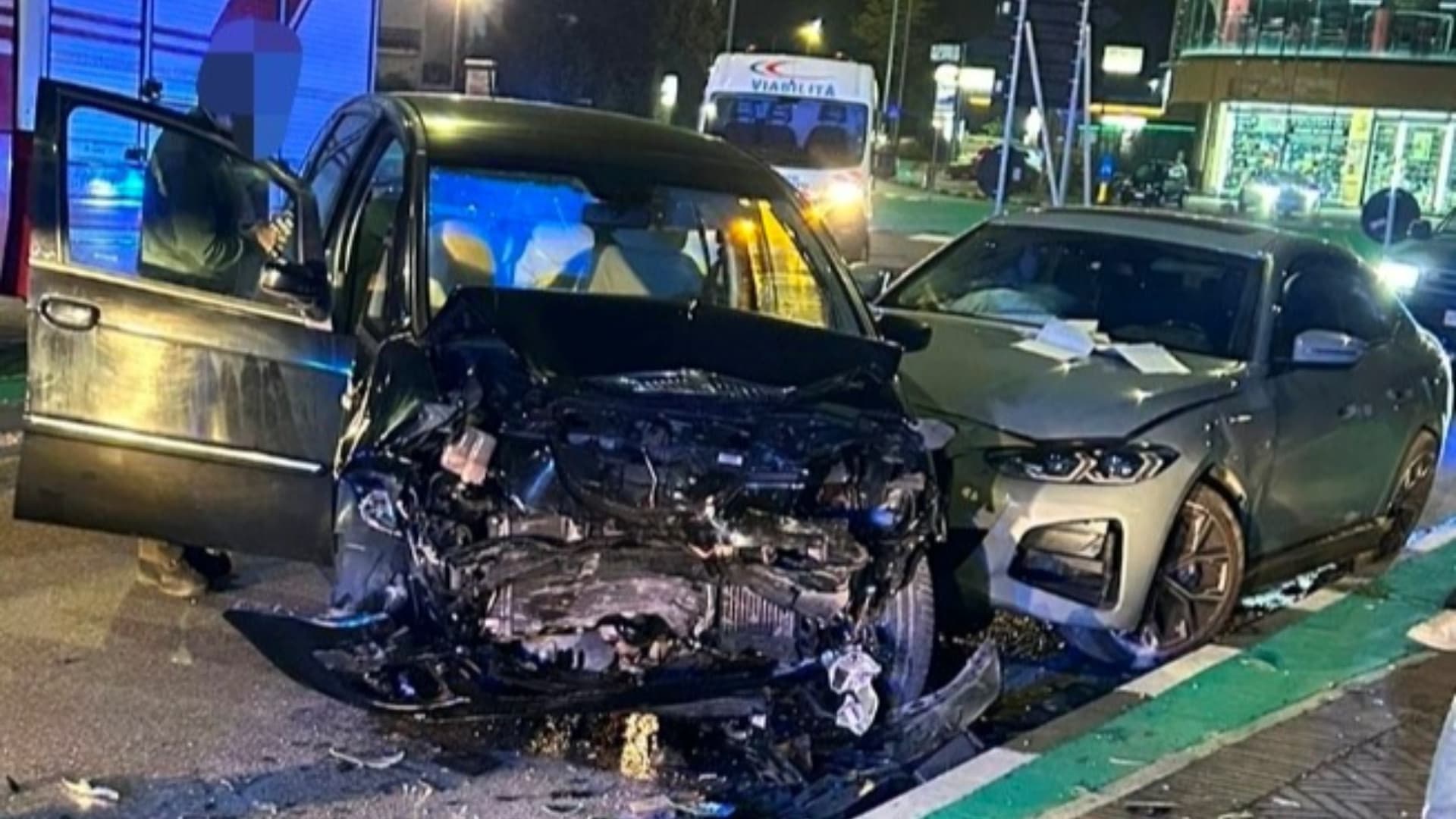 Due auto coinvolte in un incidente notturno sulla statale 16: traffico rallentato e quattro feriti