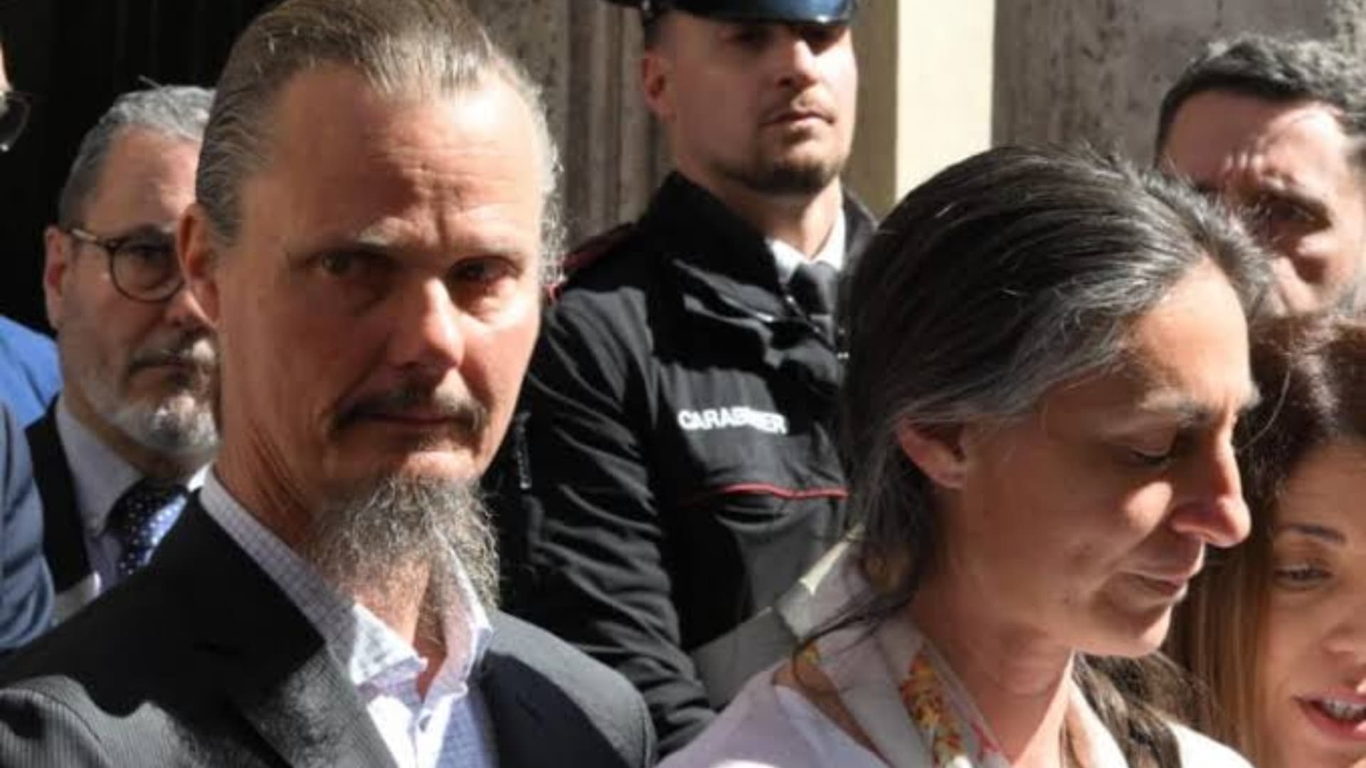 Vasto, famiglia nel bosco: scritte intimidatorie contro giudici e assistenti sociali