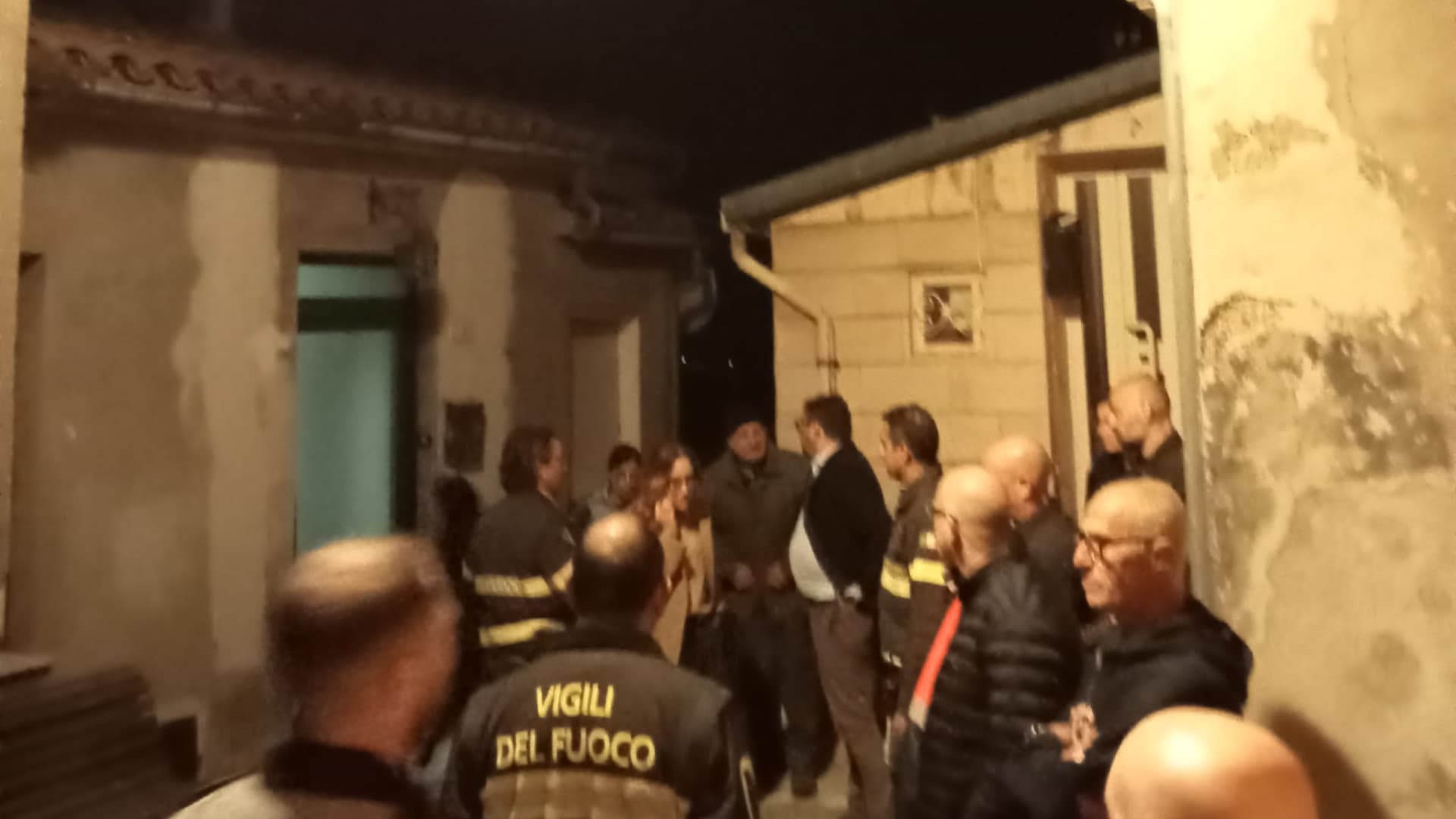 Frondarola, crolla il tetto di una casa abbandonata: evacuate due famiglie