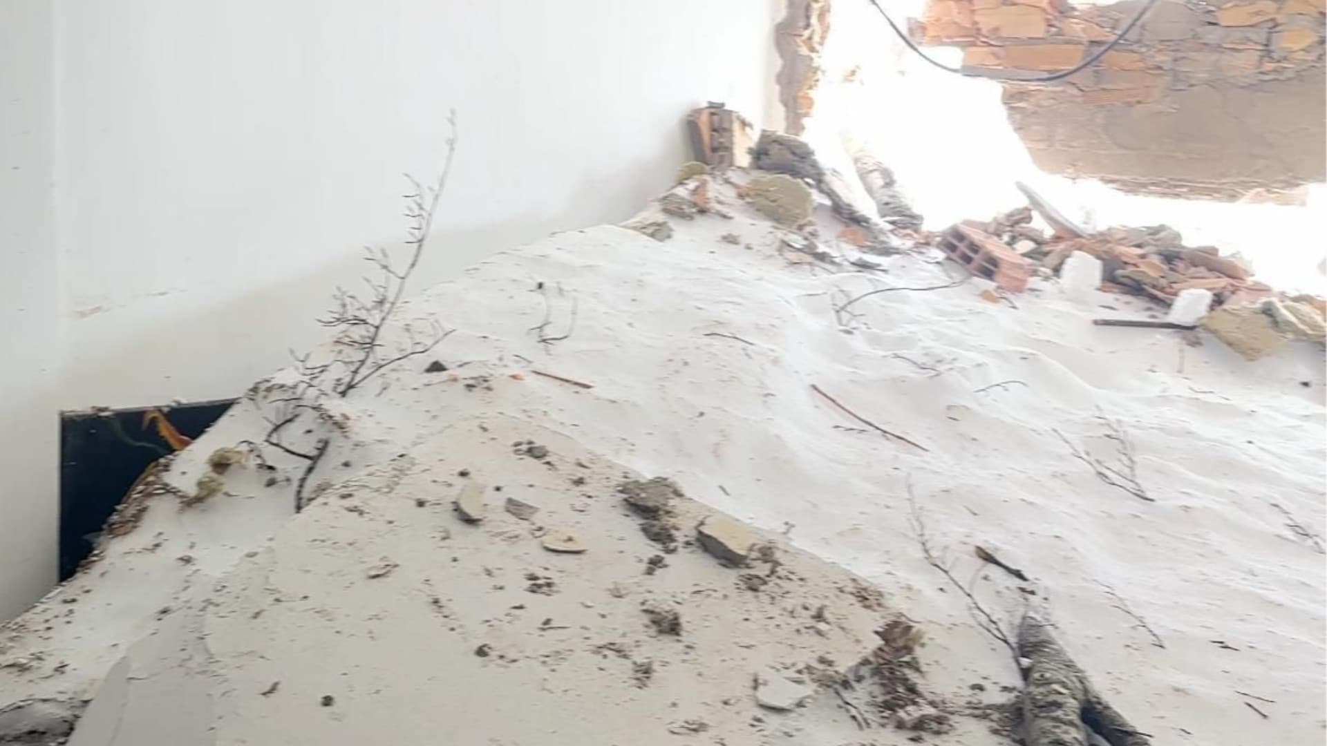 Valanga a Prati di Tivo, i danni: ancora completamente sepolti almeno sei appartamenti - VIDEO