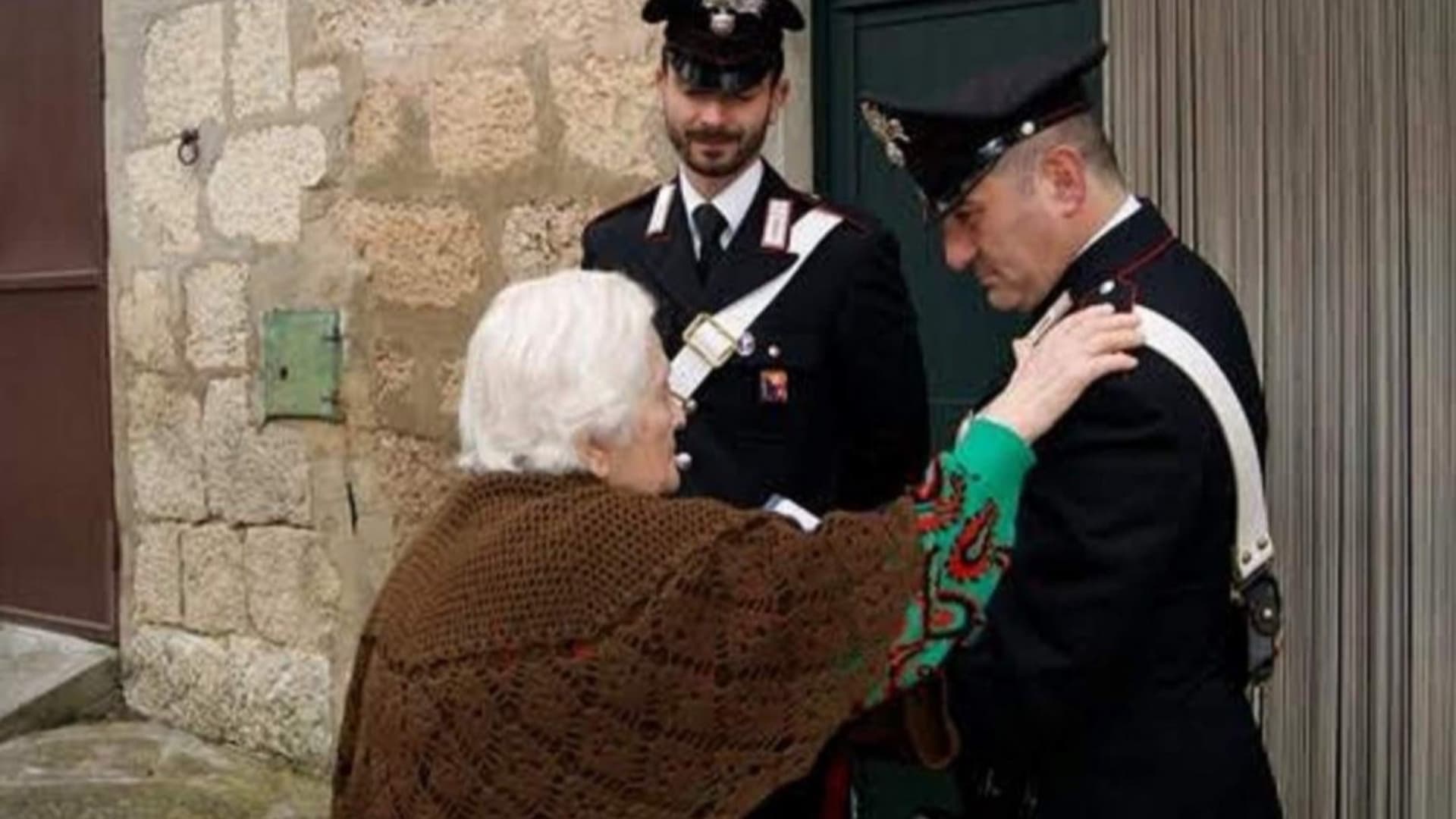 Pineto, truffa del finto nipote: anziana raggirata, ma i carabinieri recuperano tutto