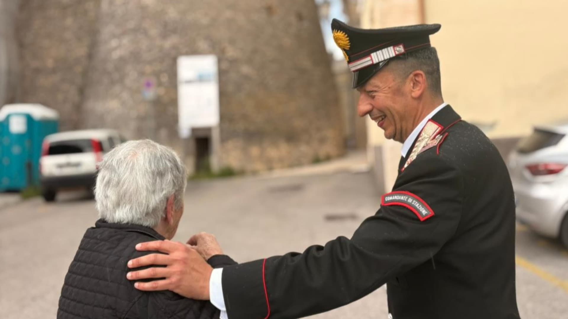 Truffa a un'anziana nelle Marche: falsi carabinieri arrestati da veri militari di Avezzano