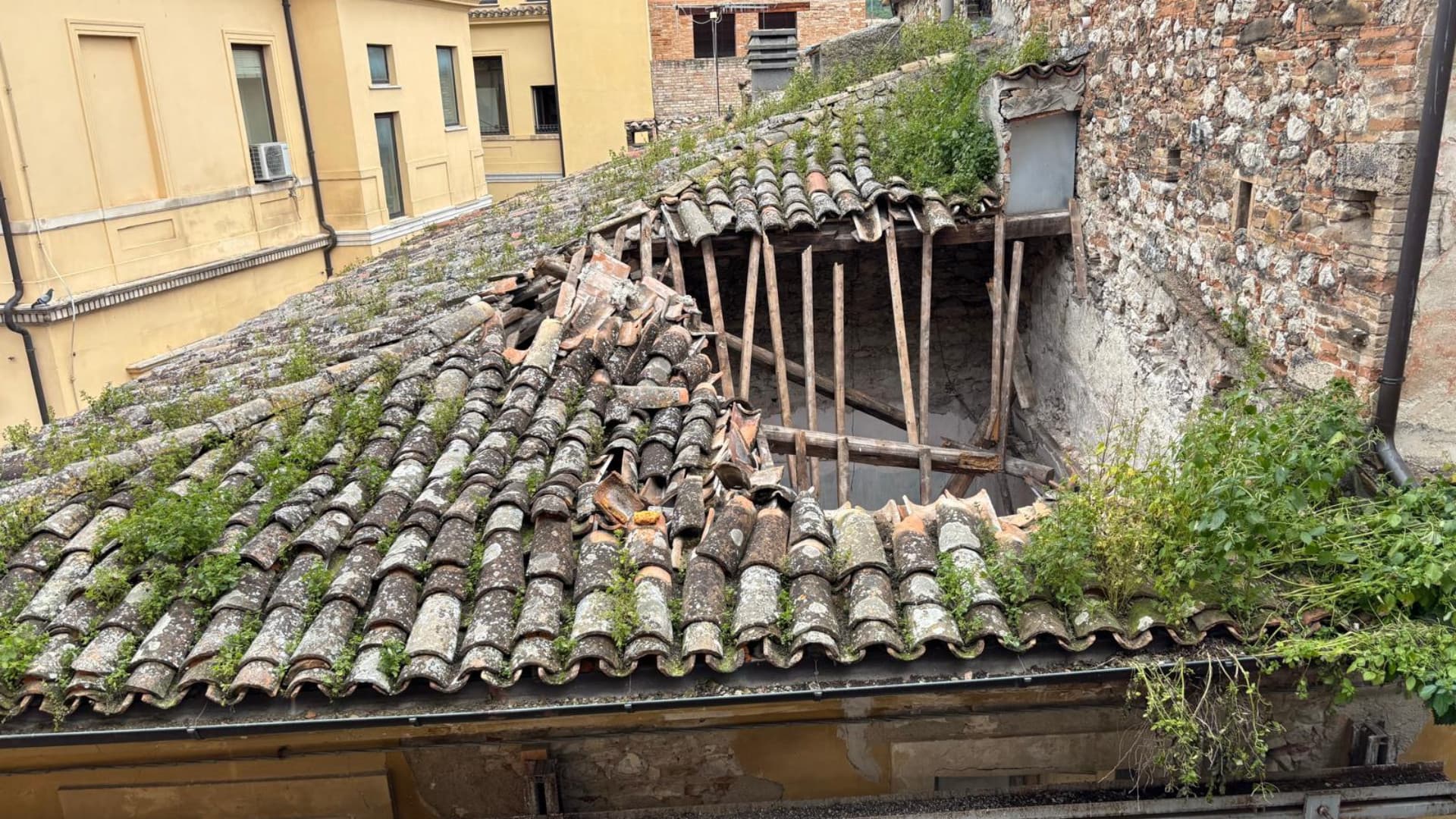Teramo, crolla parte del tetto dell’ex sede comunale in piazza Orsini - Video