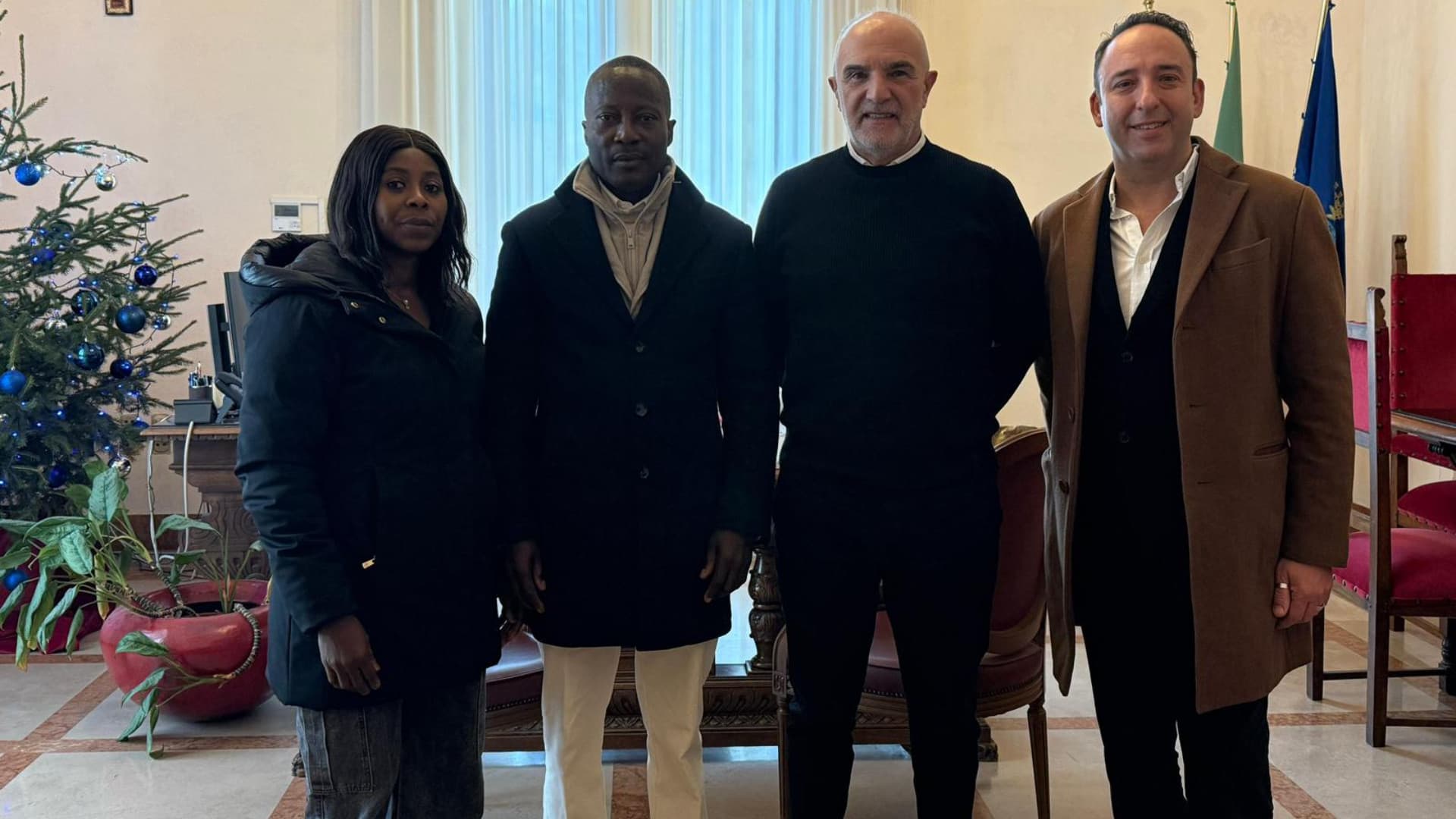 I genitori della piccola Fatime con il sindaco e l'avvocato