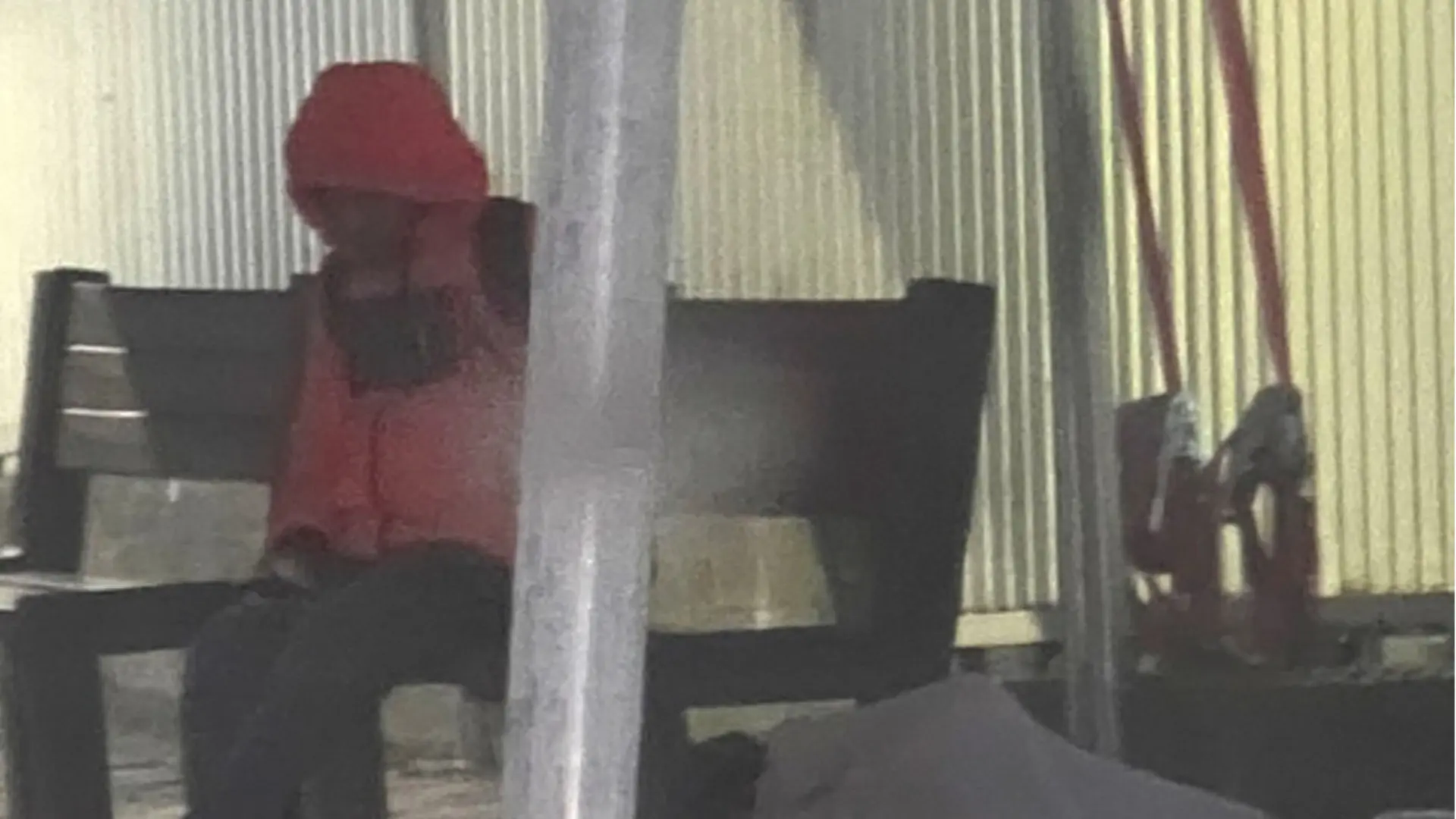 Freddo, asfalto e invisibilità: la quotidianità di chi vive in strada - Il caso Teramo