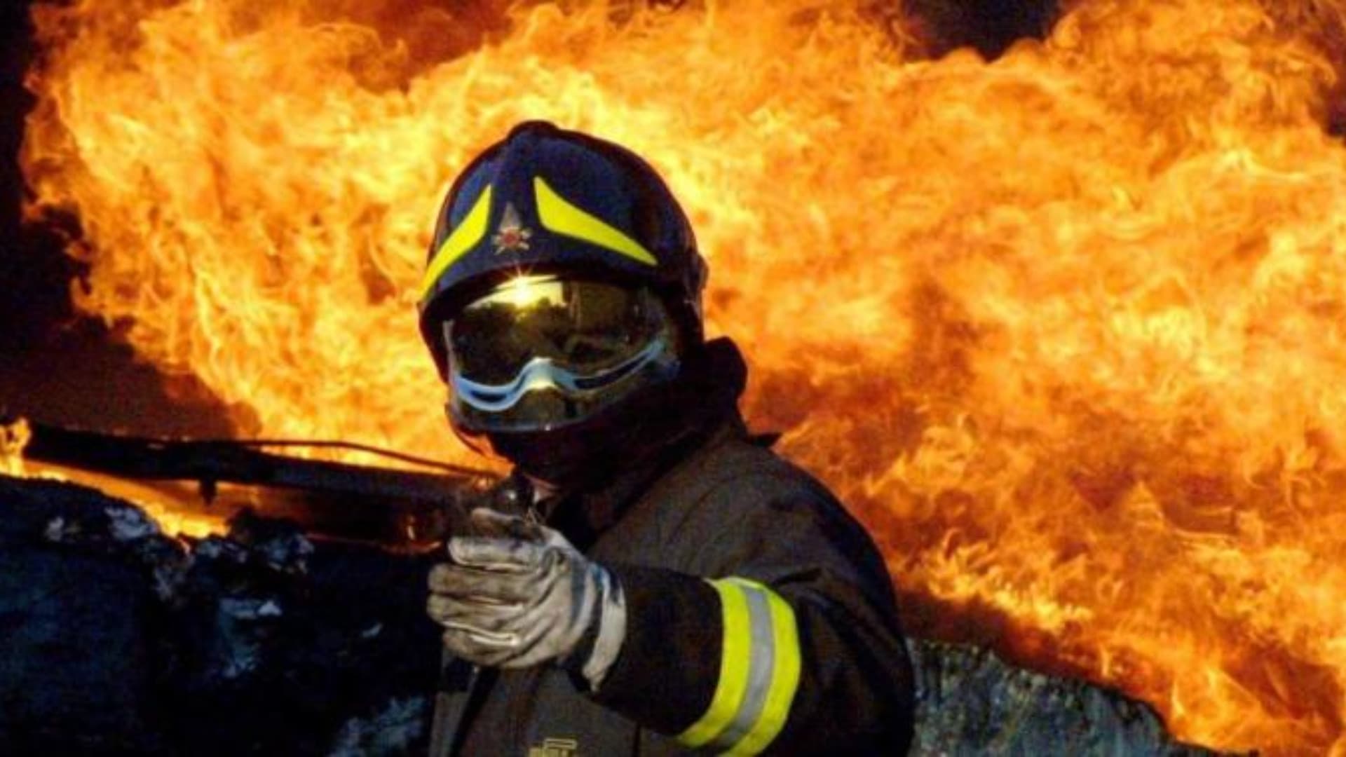 L'Aquila, un mezzo della Asm prende fuoco sulla strada di Bussi