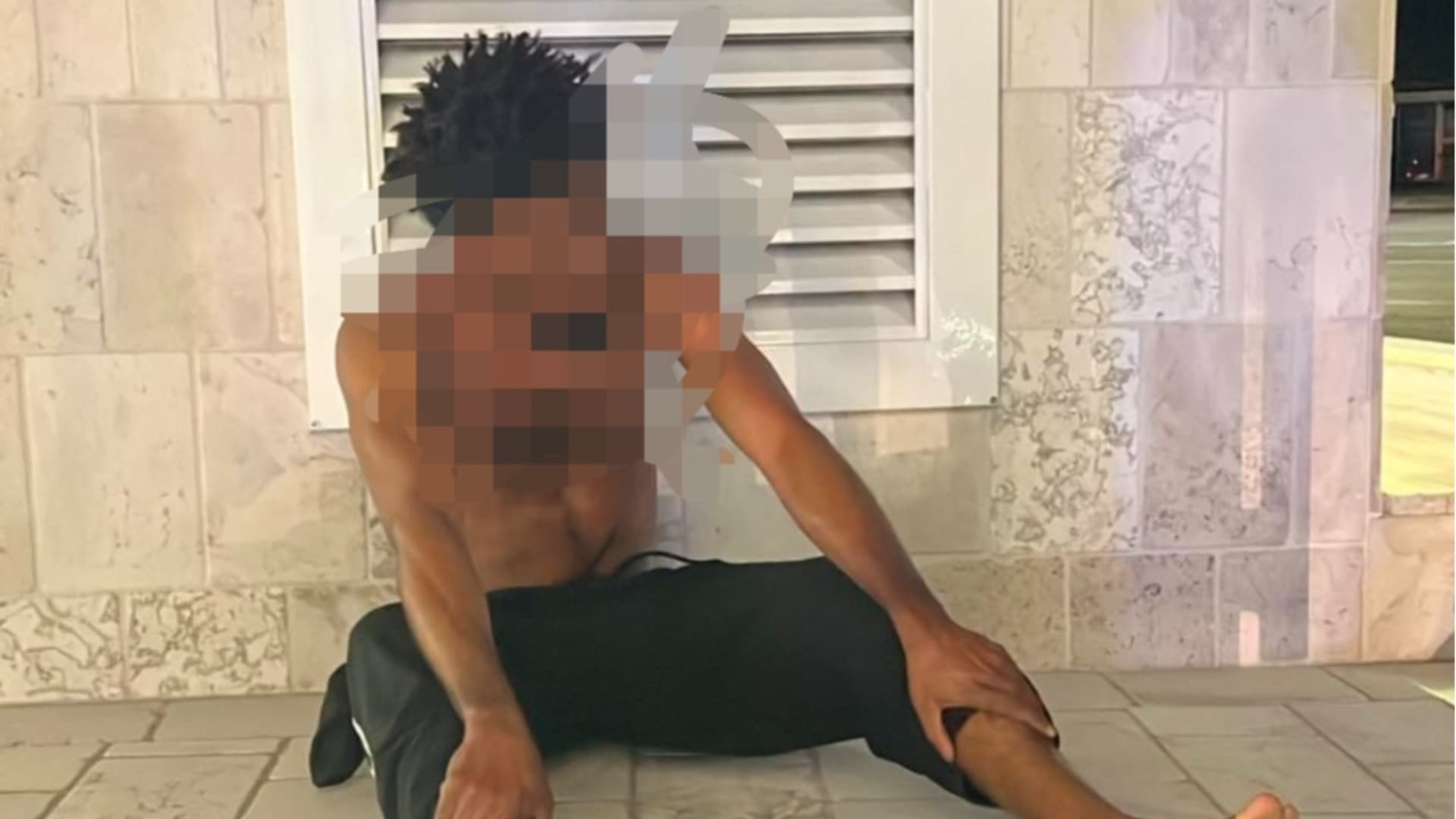 Teramo, disagio e fragilità: giovane migrante si lava nella fontana dell’Ipogeo