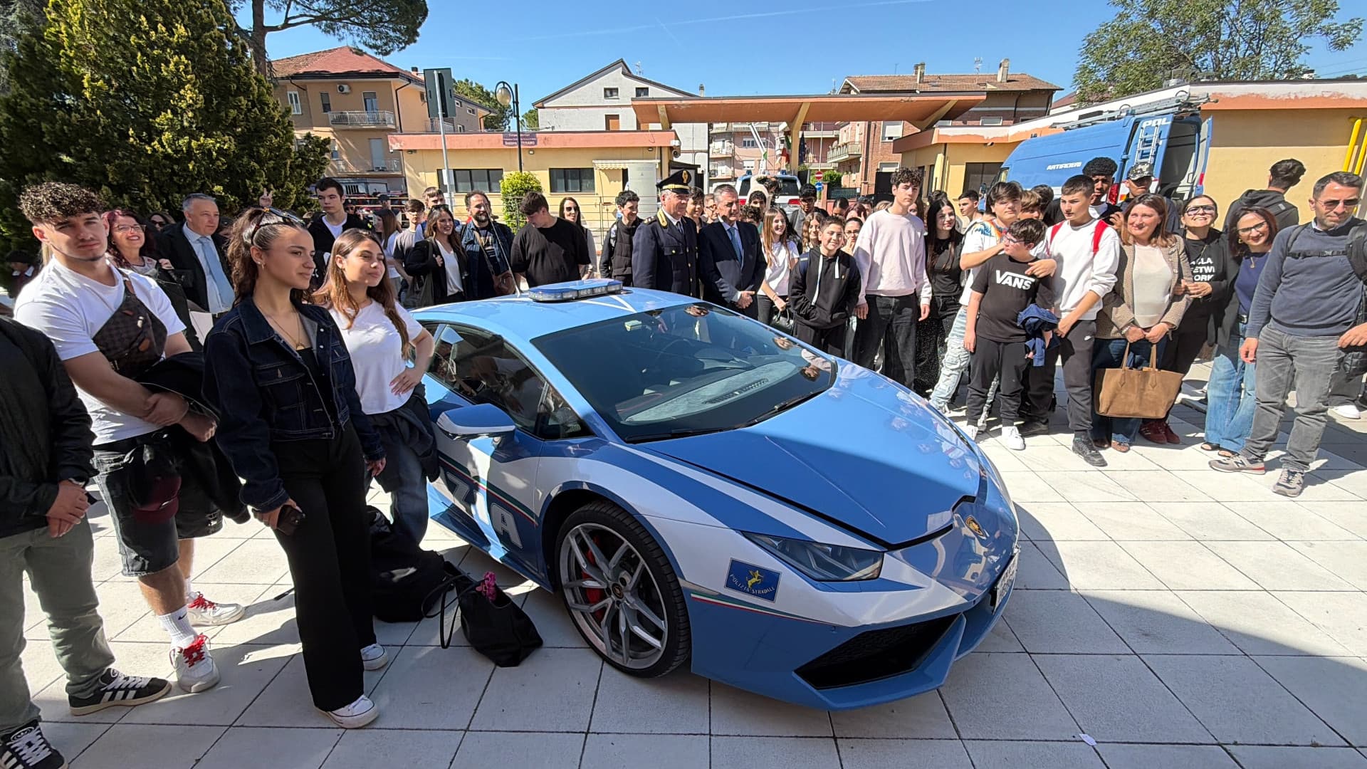 Teramo, la Lamborghini della Polizia conquista gli studenti: giornata dedicata alla legalità