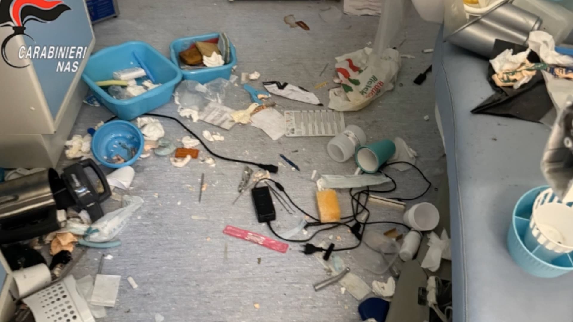 Studio dentistico choc: sporcizia e strumenti arrugginiti, scatta la chiusura - Video