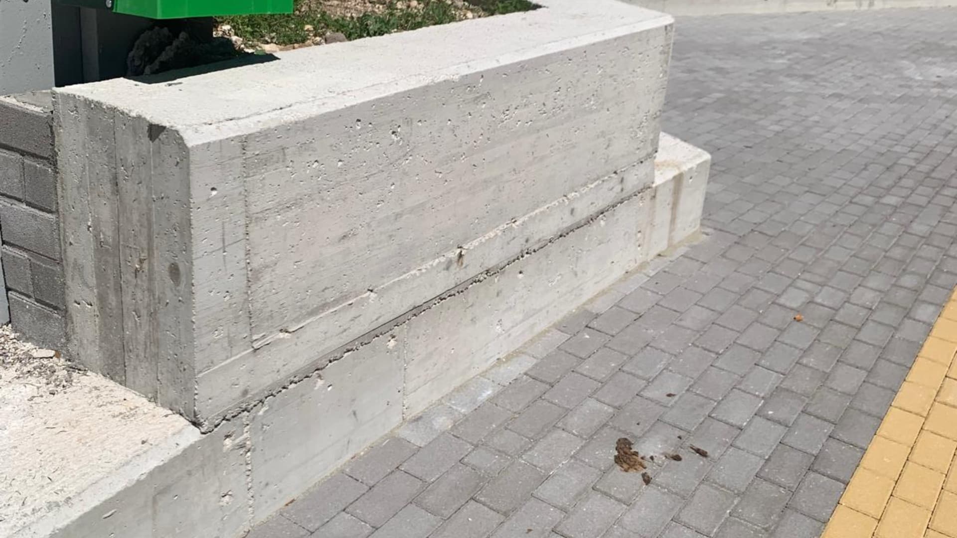 Avezzano, nuova ciclopedonale nel mirino: sporcizia, vandalismi e scontro politico