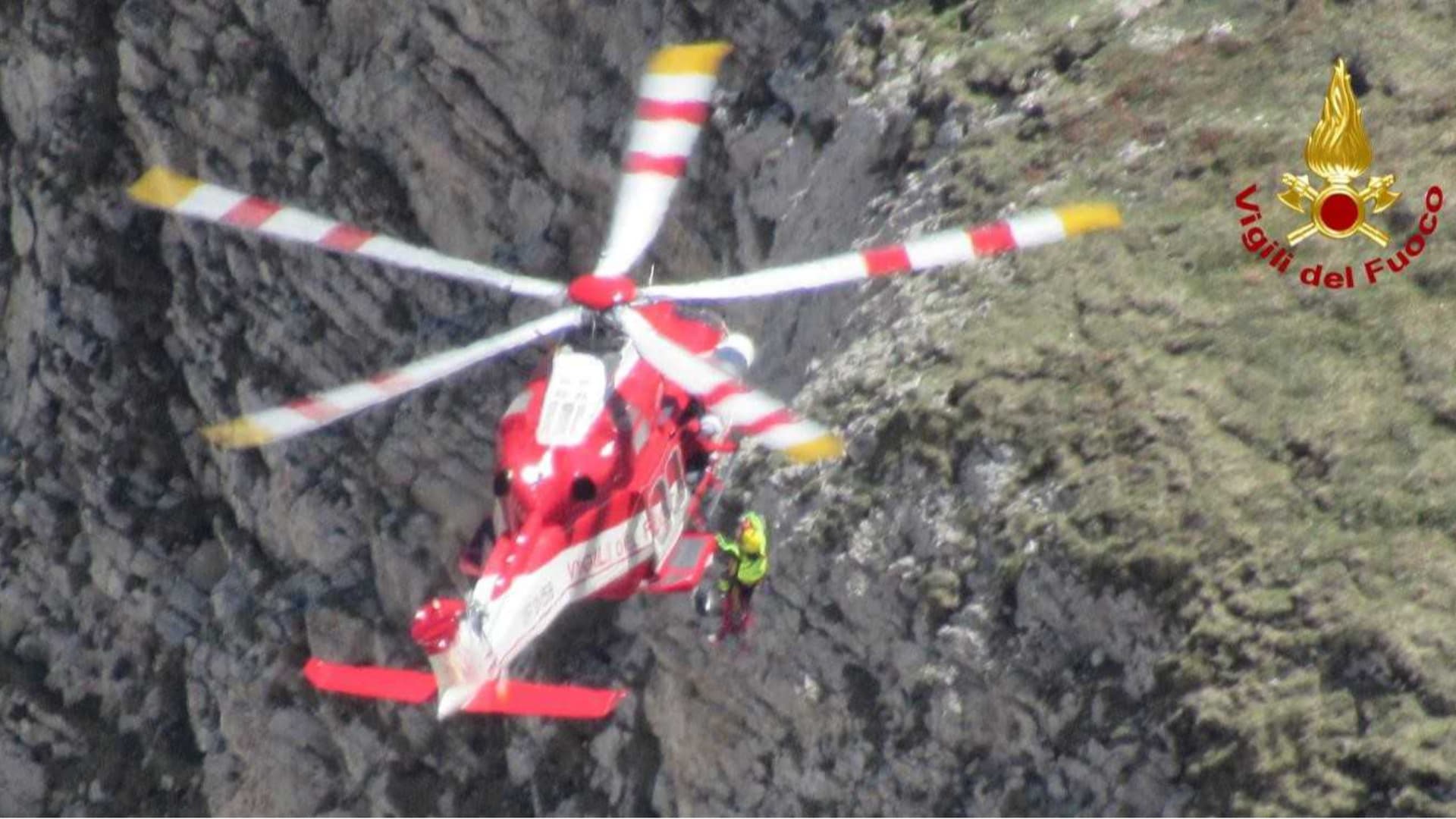 Gran Sasso, escursionista bloccato dai crampi sul Corno Piccolo: recuperato con l’elicottero