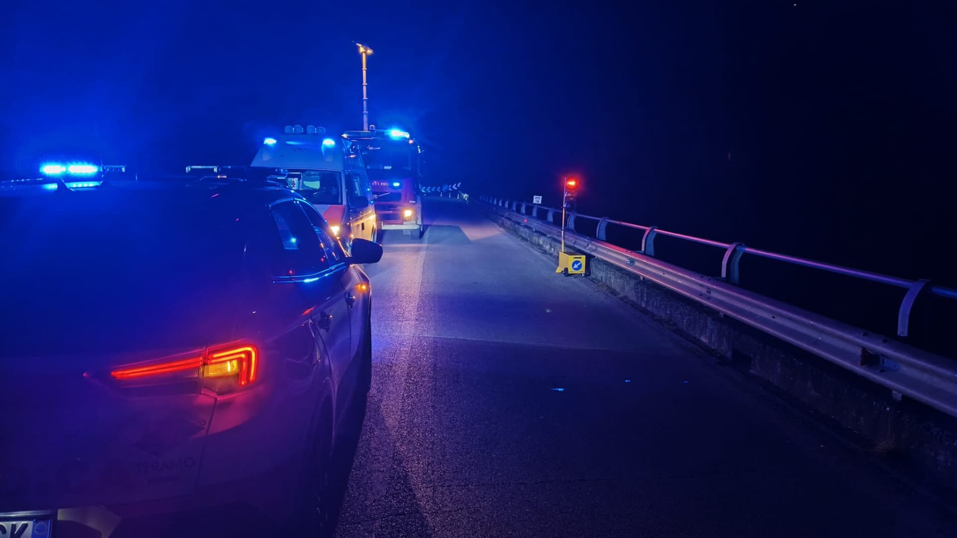 Tragedia nella notte nel Teramano: 30enne precipita da un ponte e muore