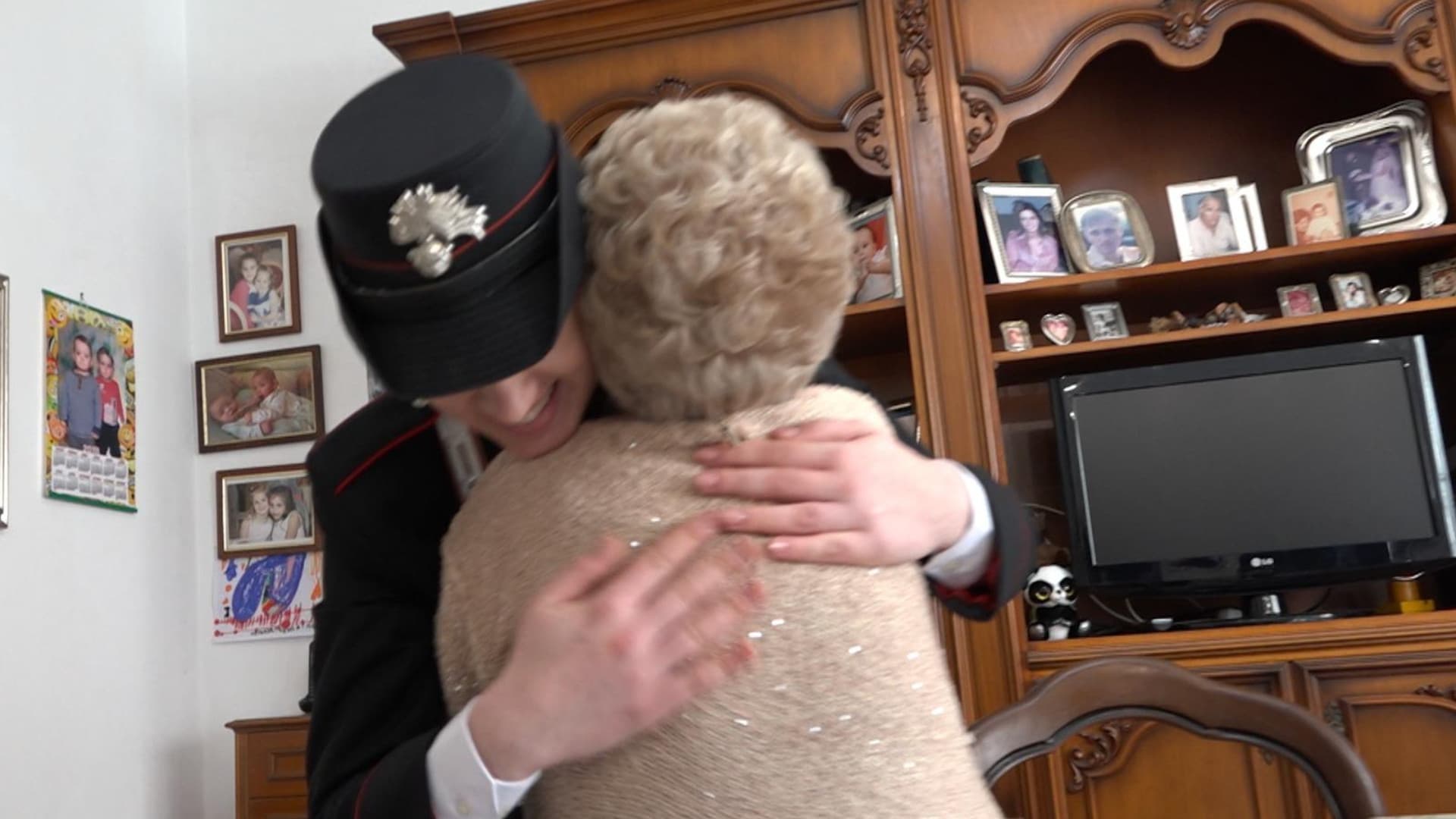 Avezzano, i carabinieri le restituiscono soldi e fede nuziale: nonnina ringrazia con un abbraccio