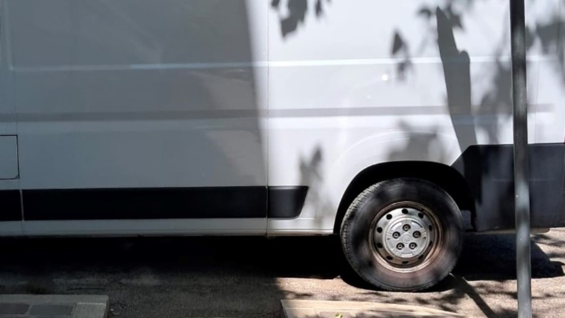 Teramo, viale Bovio: quando un parcheggio diventa barriera - Inciviltà quotidiana e gesti che fanno la differenza