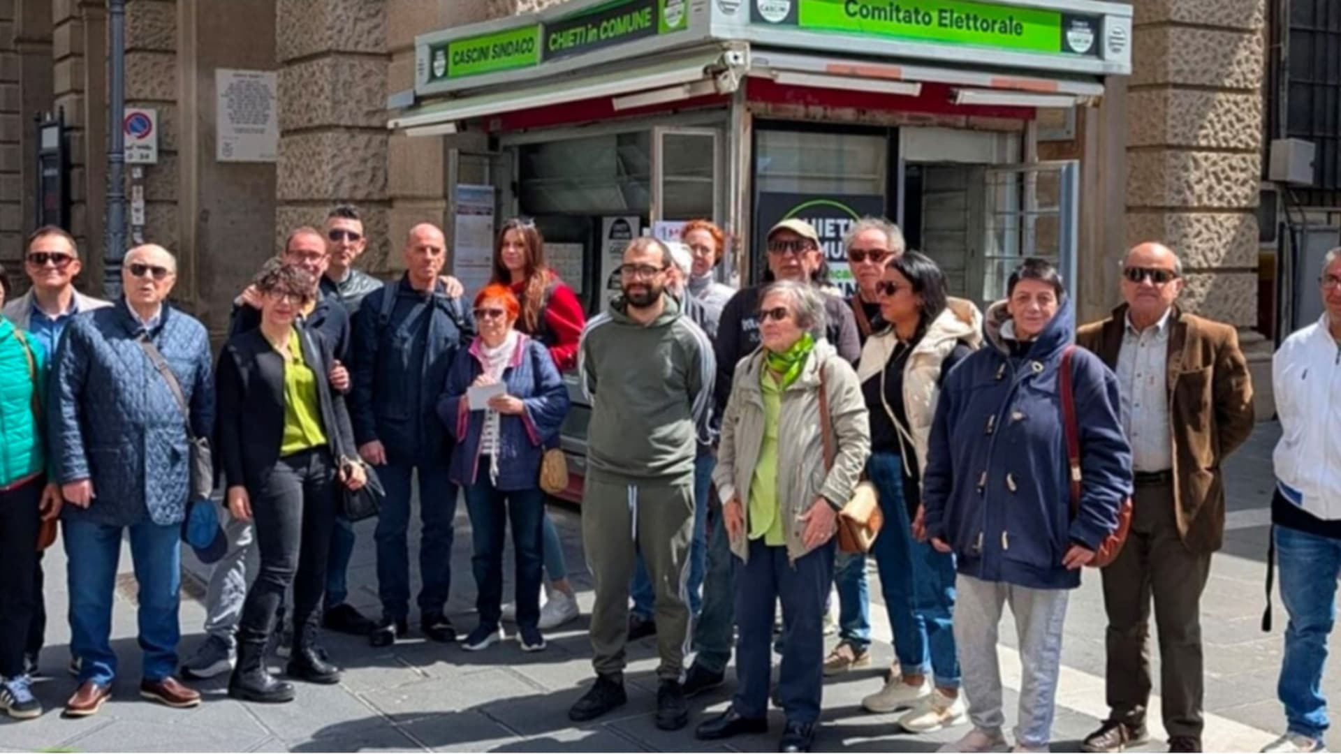 Cascini trasforma un'edicola dismessa in sede elettorale: la politica riparte dai luoghi simbolo della città