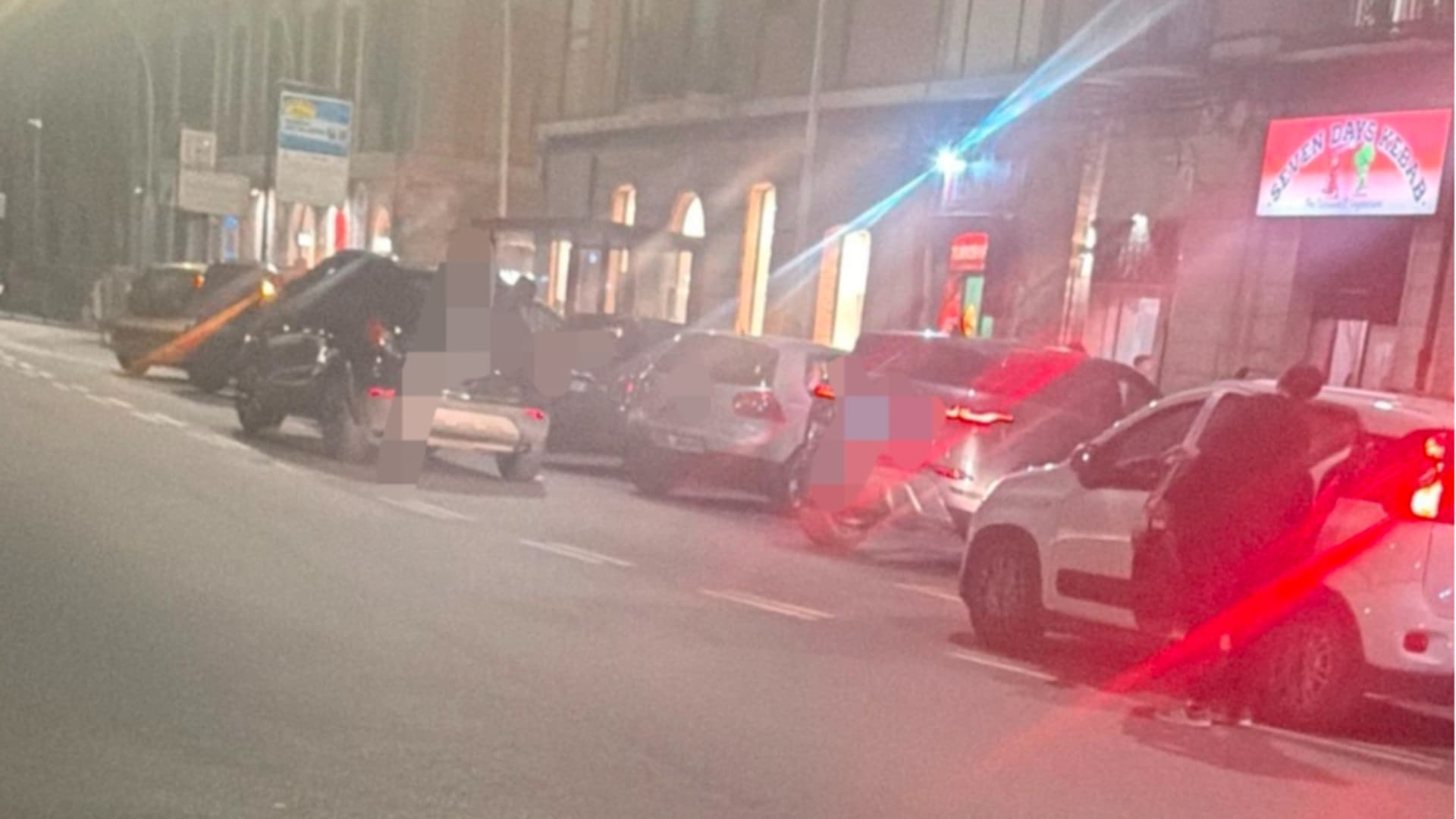 Alcune auto in doppia fila