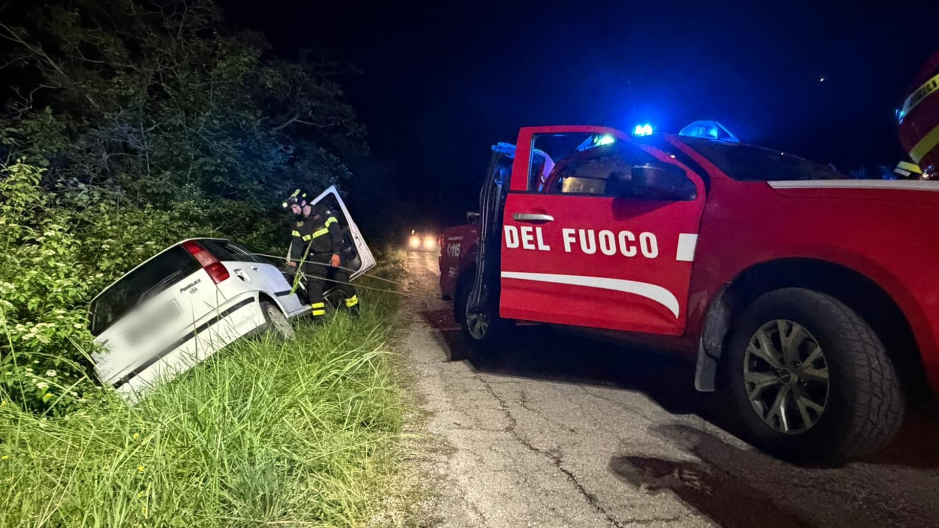 Torricella Sicura, incidente nella notte: uomo salvato tra i rovi lungo il pendio