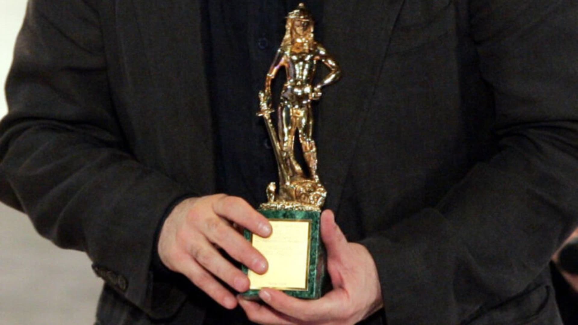 La statuetta (foto LaPresse)