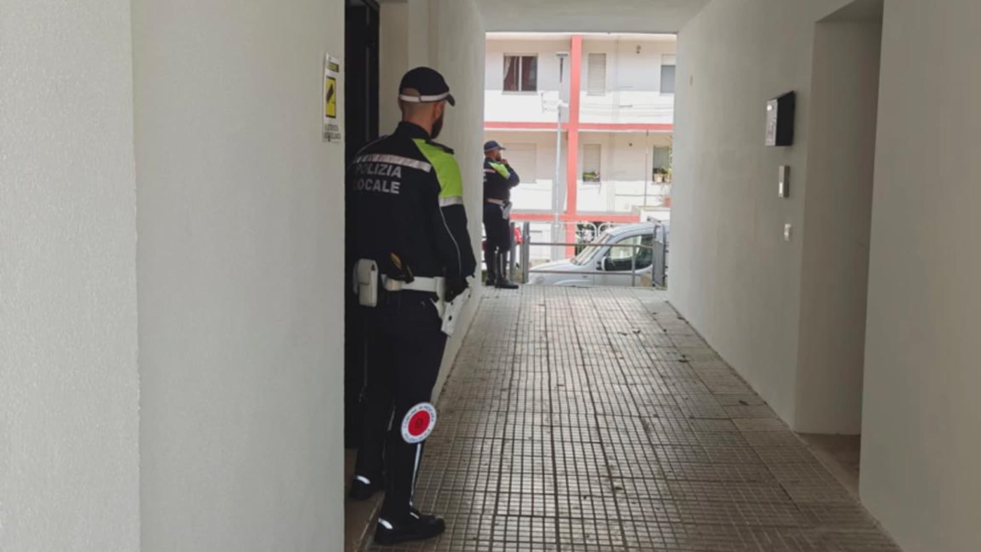 Pescara, la Polizia locale sequestra due appartamenti Ater occupati abusivamente in via Caduti per servizio